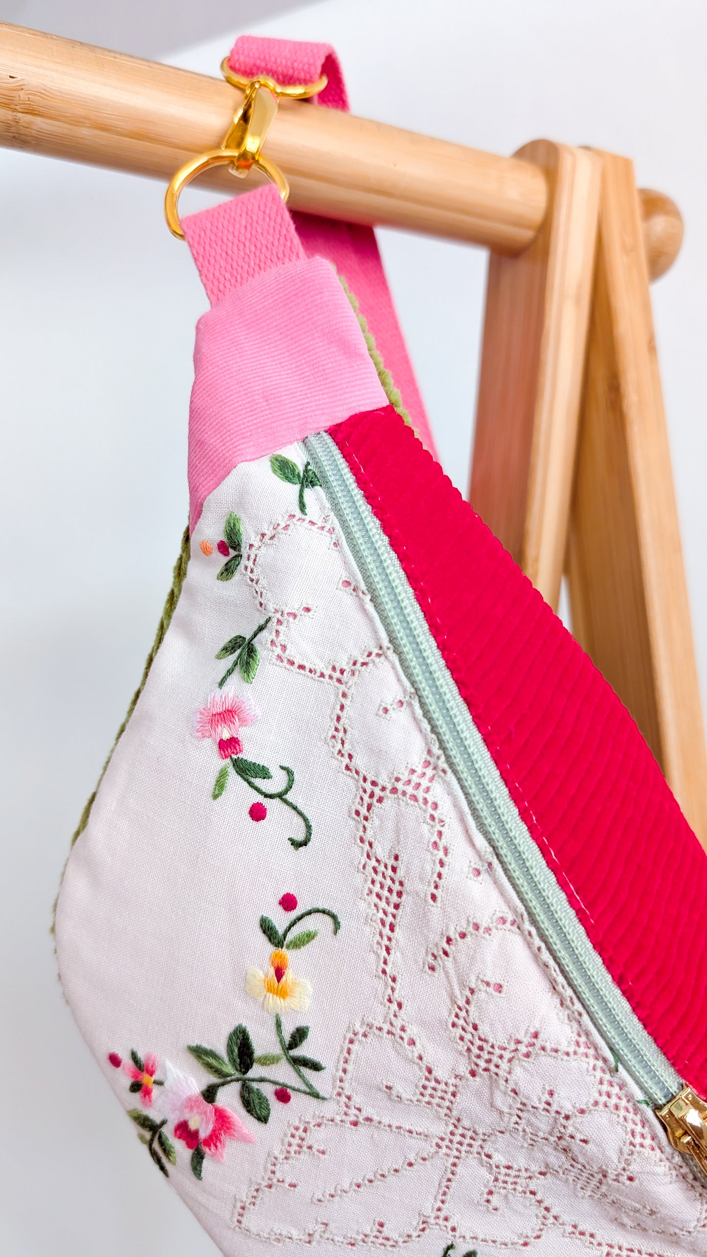 Upcycling Cord Bauchtasche Granny Hipbag Pink Blumen Stickerei