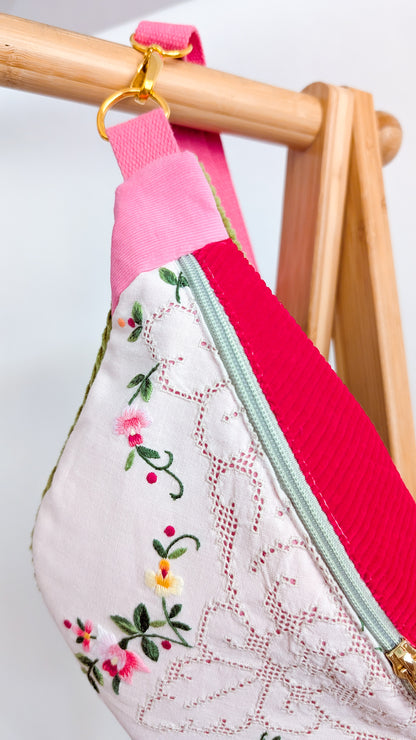 Upcycling Cord Bauchtasche Granny Hipbag Pink Blumen Stickerei