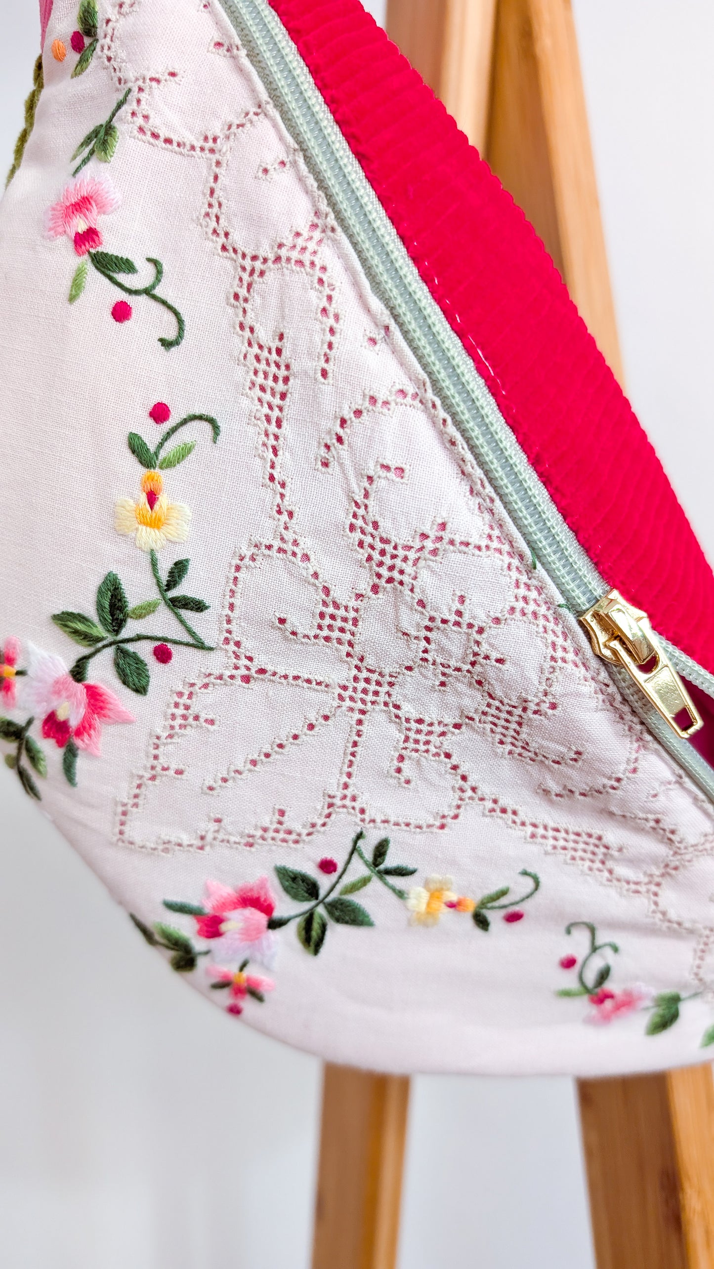 Upcycling Cord Bauchtasche Granny Hipbag Pink Blumen Stickerei
