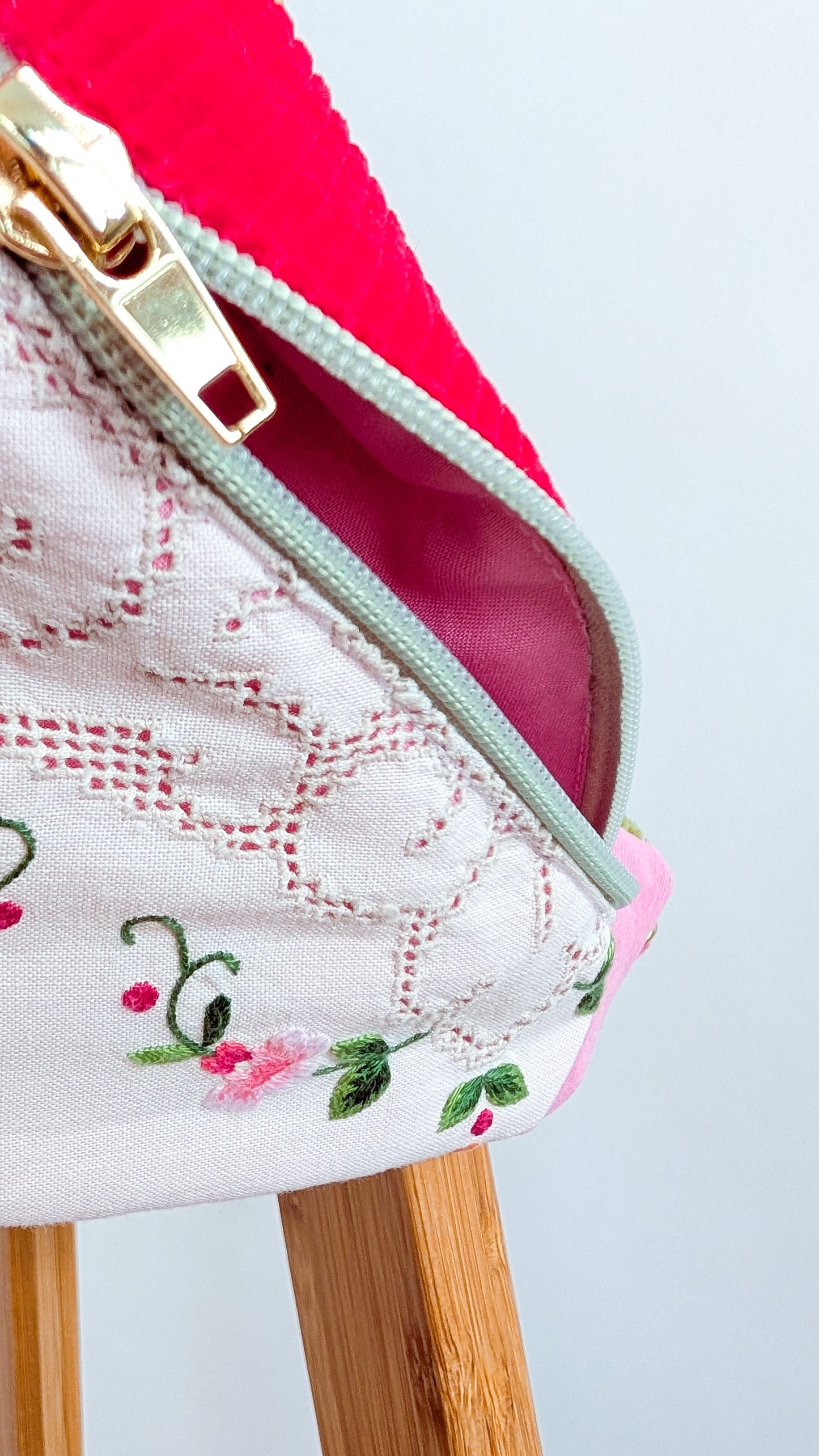 Upcycling Cord Bauchtasche Granny Hipbag Pink Blumen Stickerei