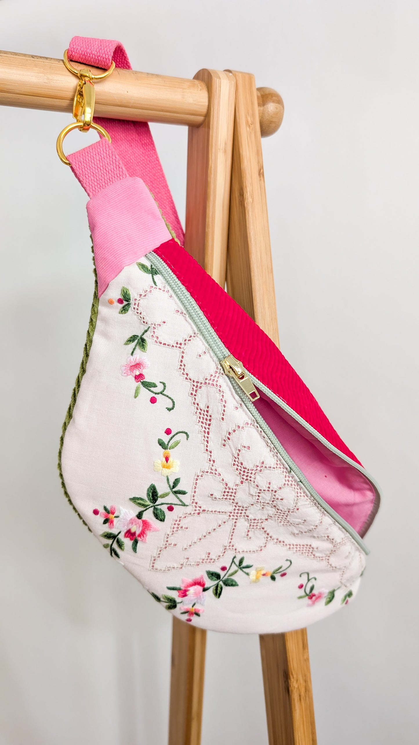 Upcycling Cord Bauchtasche Granny Hipbag Pink Blumen Stickerei