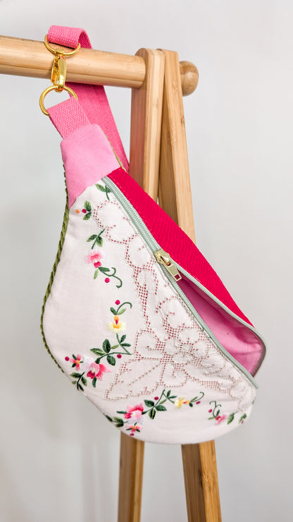 Upcycling Cord Bauchtasche Granny Hipbag Pink Blumen Stickerei