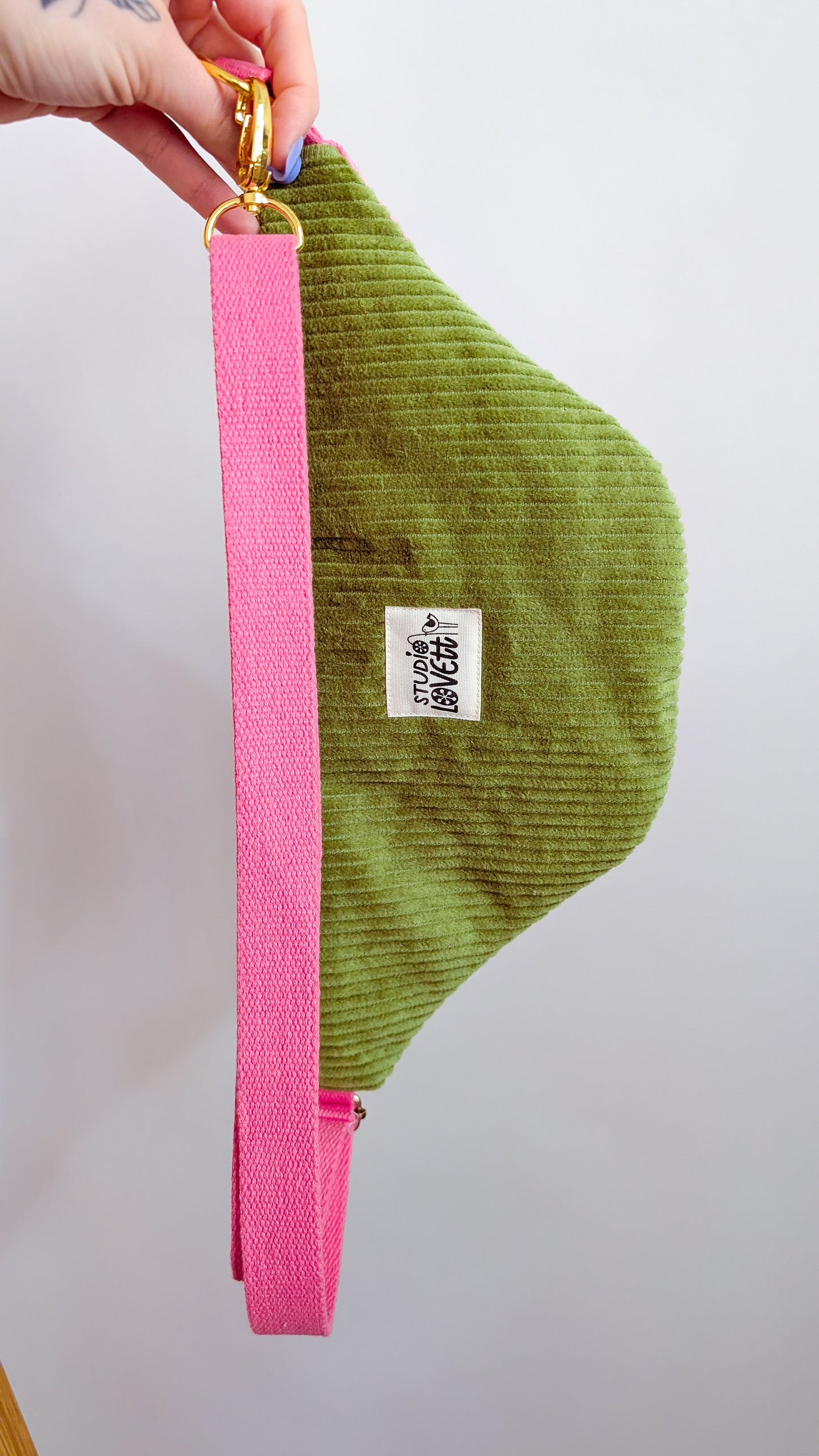 Upcycling Cord Bauchtasche Granny Hipbag Pink Blumen Stickerei