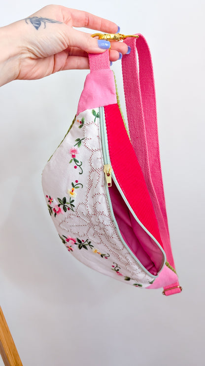 Upcycling Cord Bauchtasche Granny Hipbag Pink Blumen Stickerei