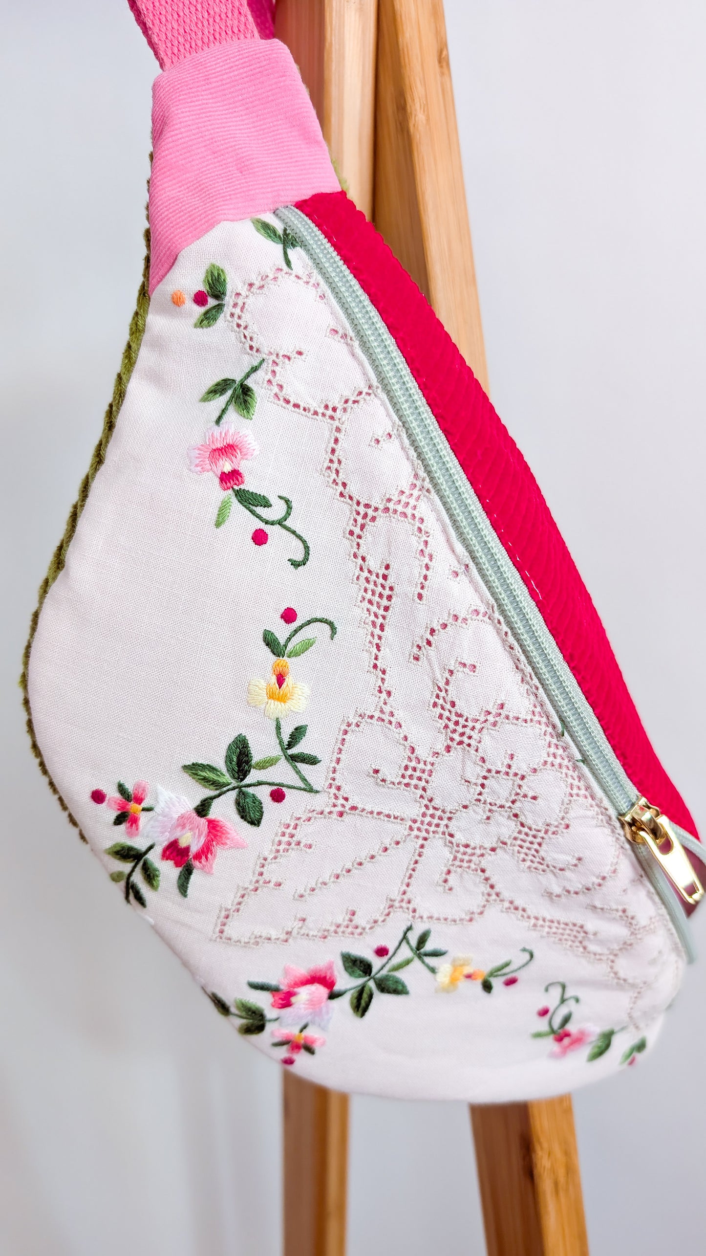 Upcycling Cord Bauchtasche Granny Hipbag Pink Blumen Stickerei