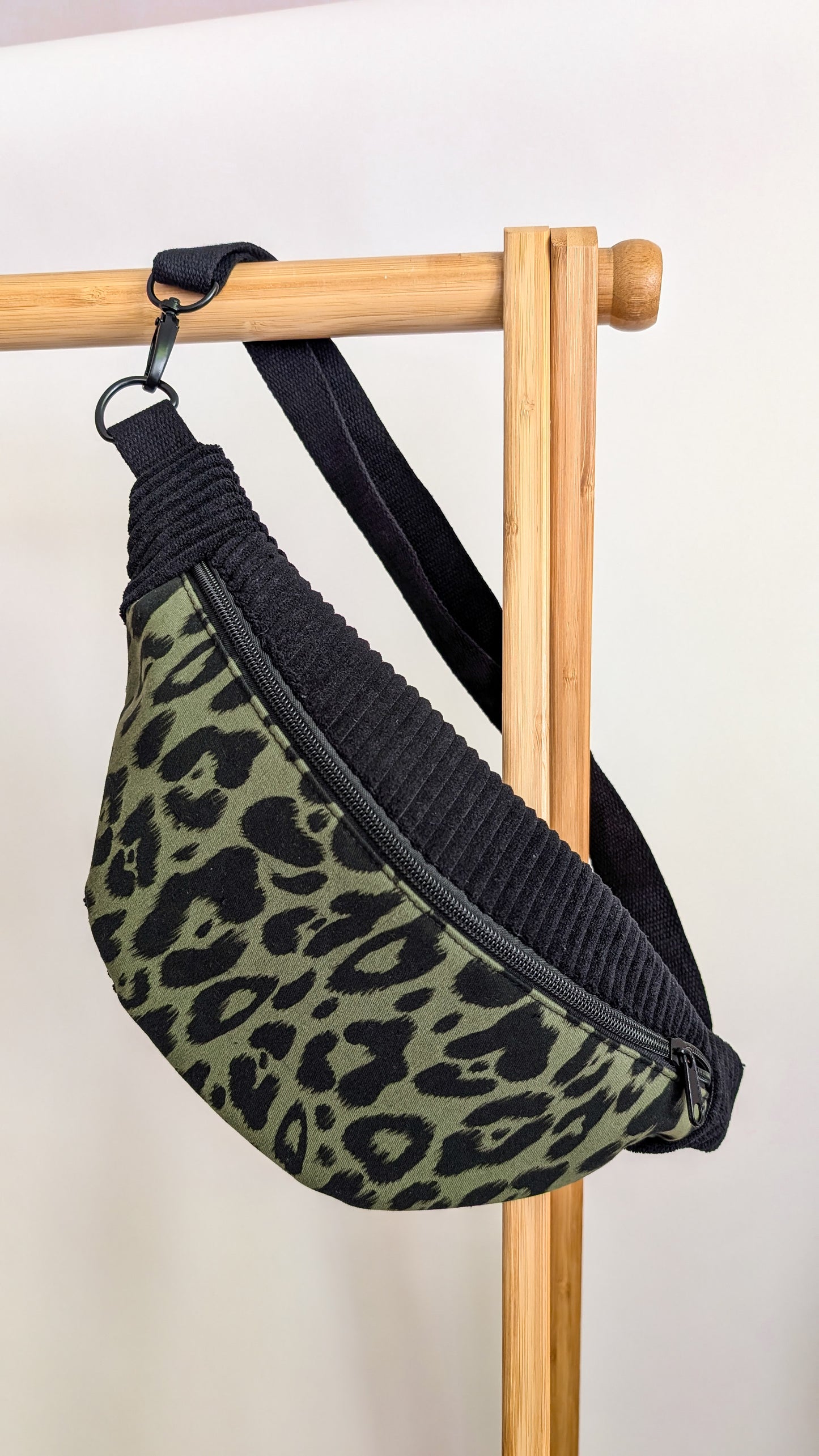 Cord Bauchtasche Schwarz Leopard Olivgrün mit Innenfach