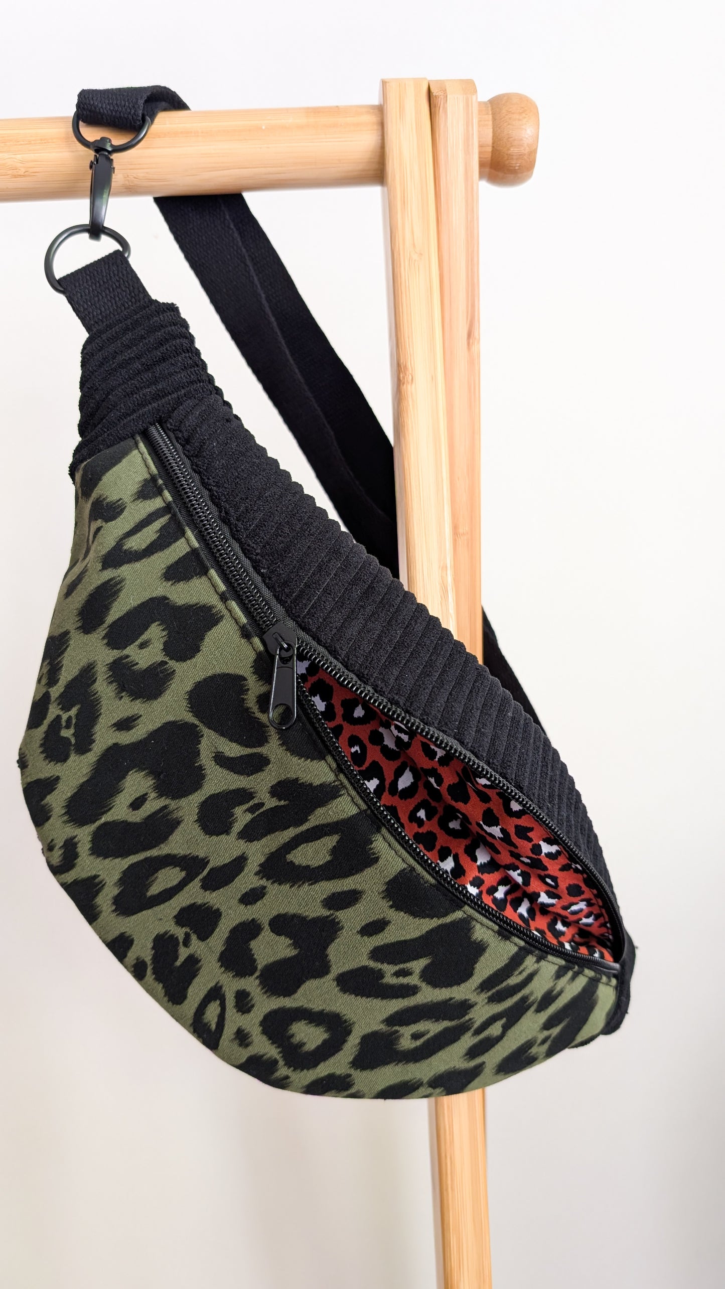 Cord Bauchtasche Schwarz Leopard Olivgrün mit Innenfach