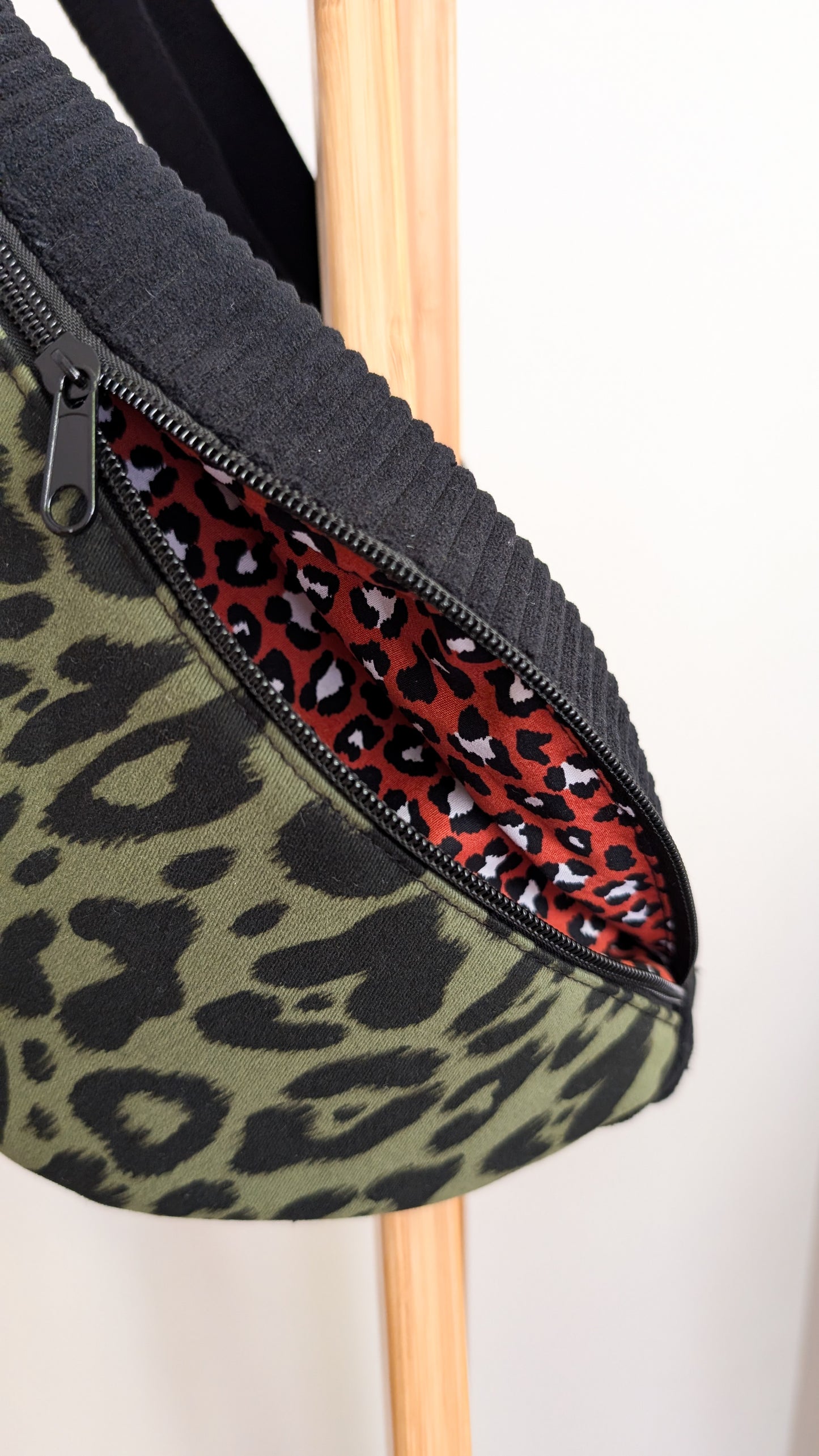 Cord Bauchtasche Schwarz Leopard Olivgrün mit Innenfach