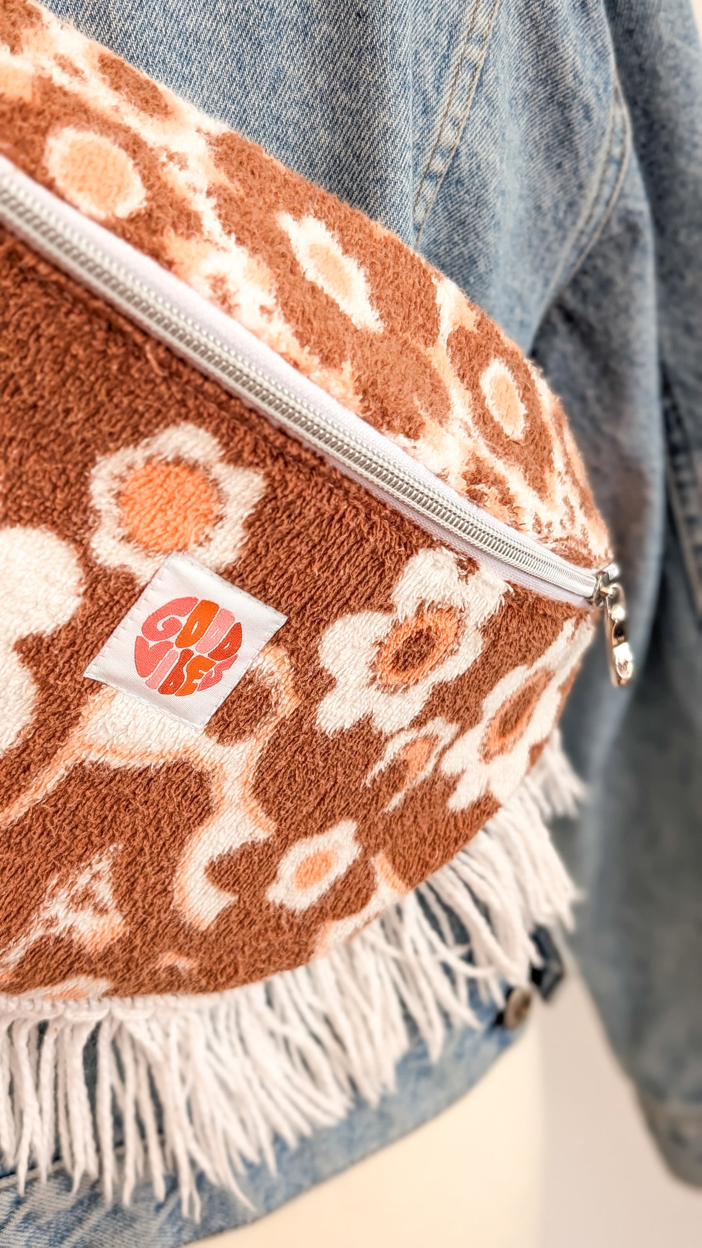Upcycling XL Bauchtasche mit Fransen aus 70s Vintage Handtuch Towel Bag Einzelstück