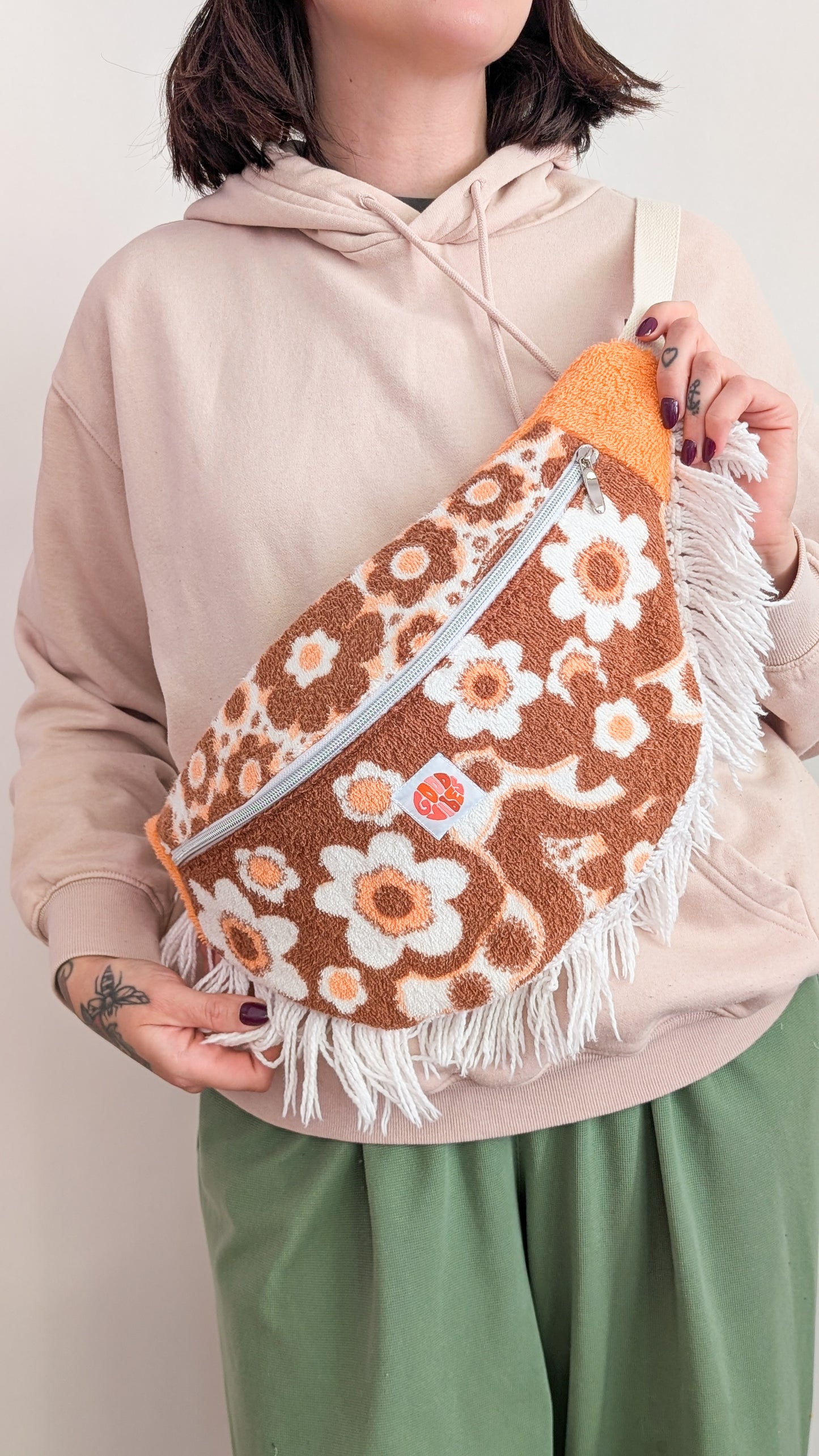 Upcycling XL Bauchtasche mit Fransen aus 70s Vintage Handtuch Towel Bag Einzelstück