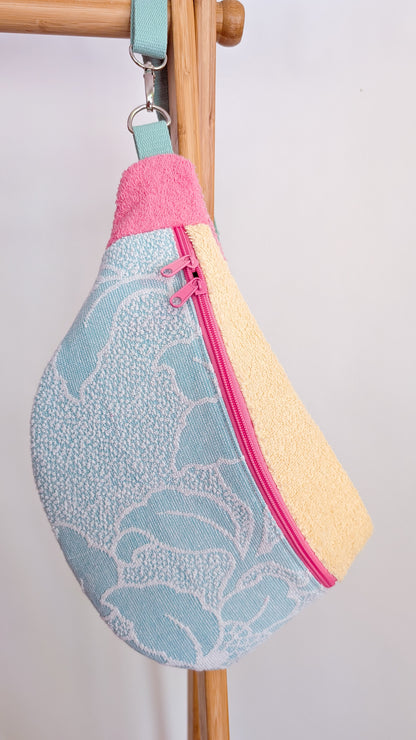Upcycling XL Bauchtasche aus Vintage Handtuch Pastell Towel Bag Einzelstück