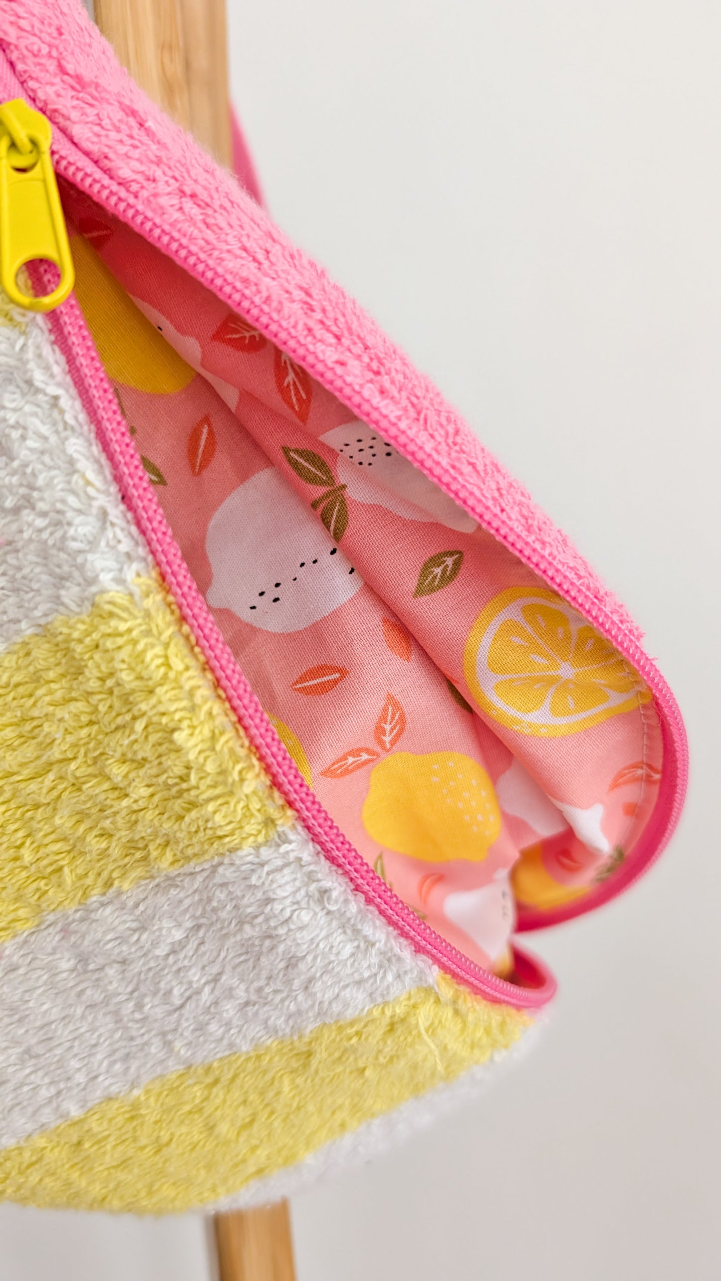 Upcycling Hipbag Bauchtasche aus Vintage Handtuch Gelb/Pink Streifen Towel Bag Limitiert