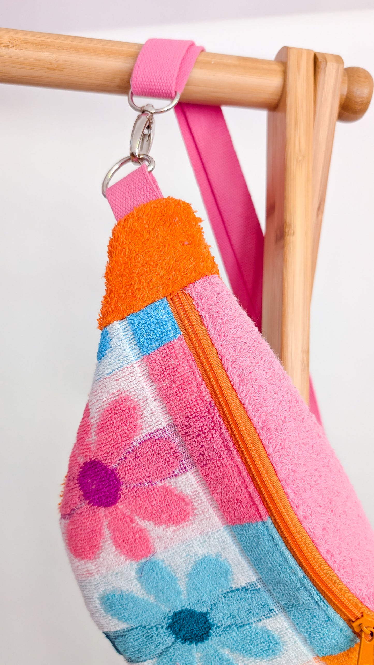 Upcycling Hipbag Bauchtasche aus Vintage Handtuch Flowers