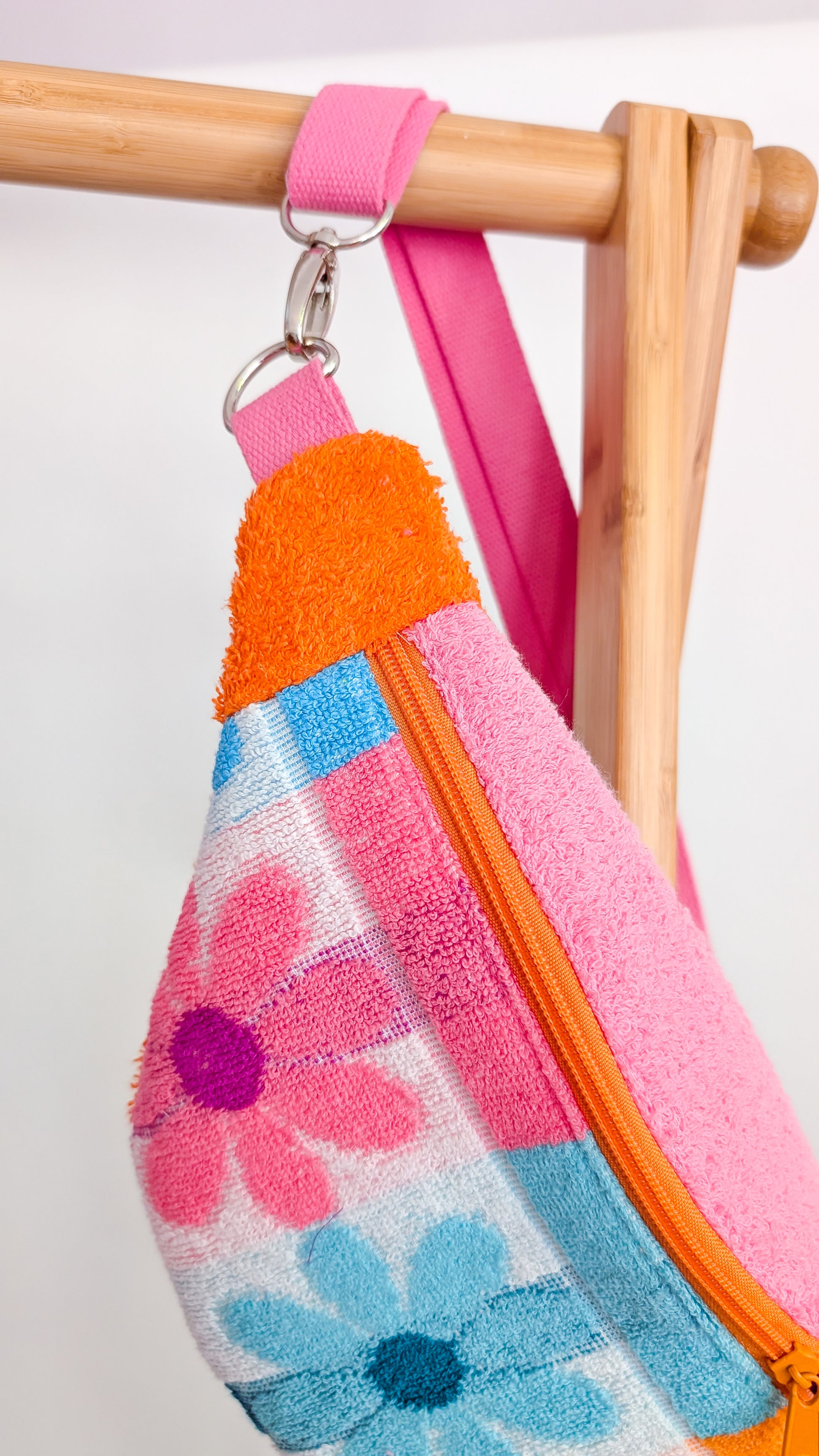 Upcycling Hipbag Bauchtasche aus Vintage Handtuch Flowers