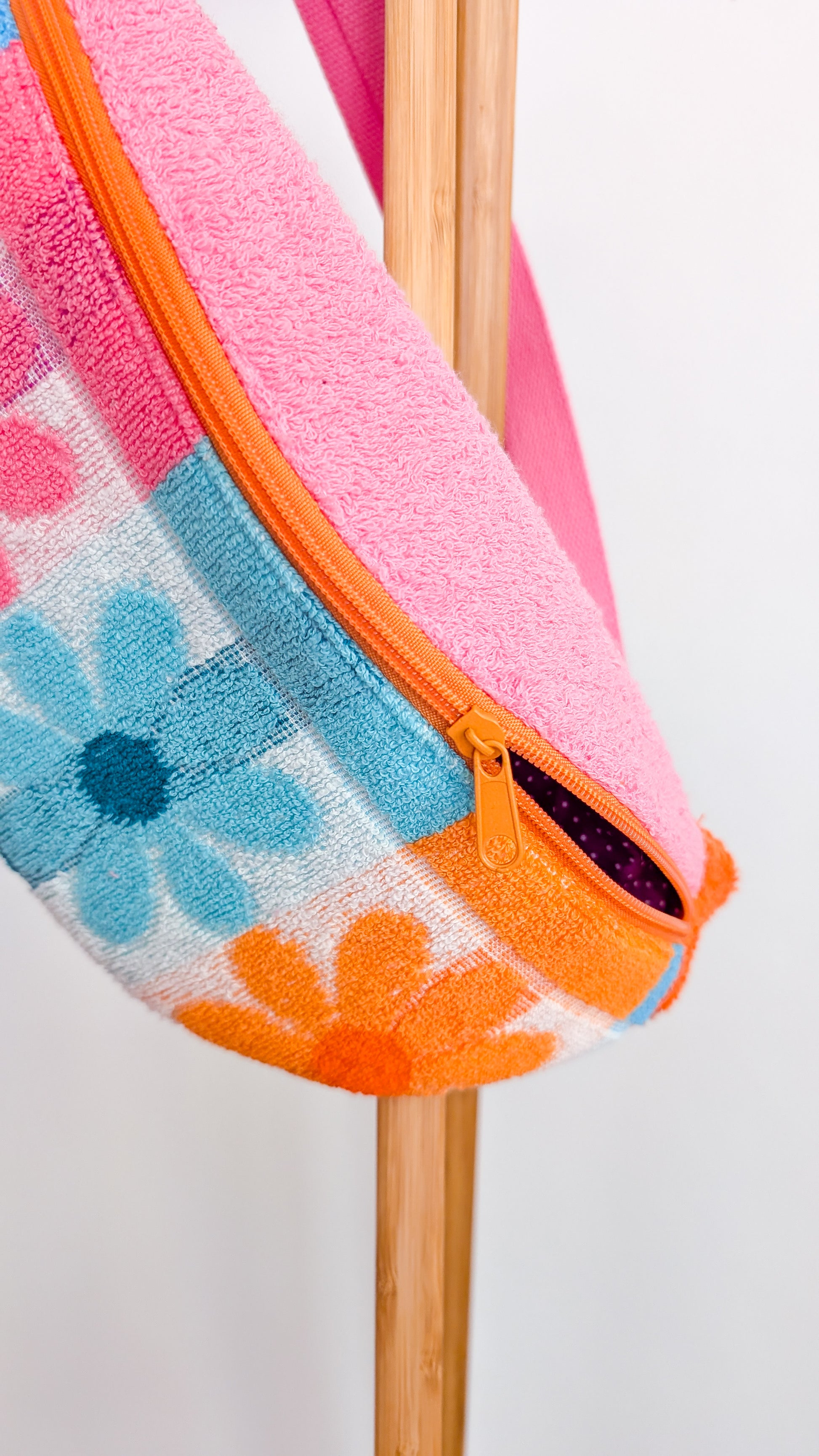 Upcycling Hipbag Bauchtasche aus Vintage Handtuch Flowers