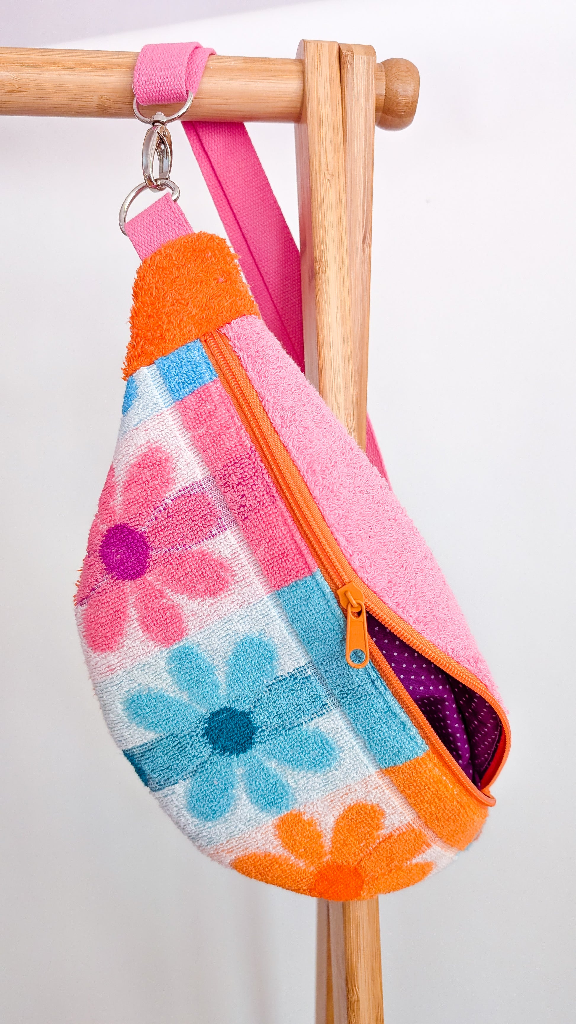 Upcycling Hipbag Bauchtasche aus Vintage Handtuch Flowers