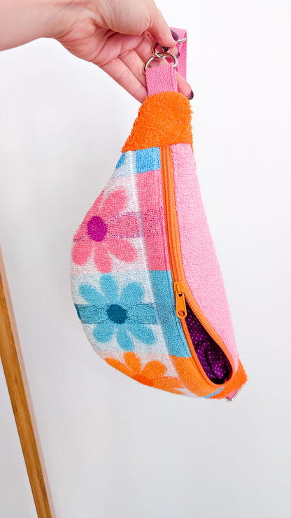 Upcycling Hipbag Bauchtasche aus Vintage Handtuch Flowers