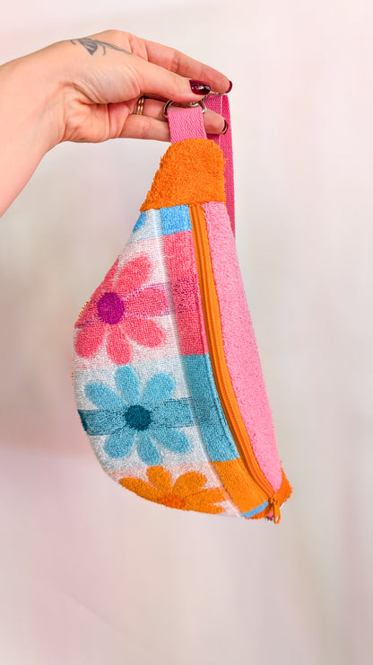 Upcycling Hipbag Bauchtasche aus Vintage Handtuch Flowers