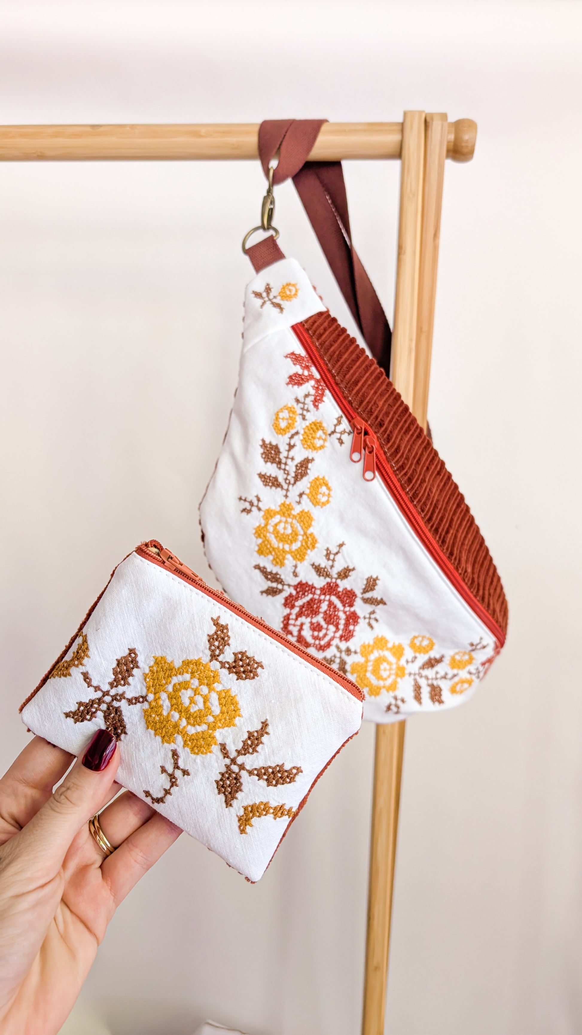 Upcycling XL Cord Bauchtasche GrannyBlumen Stickerei Braun + Geldbeutel