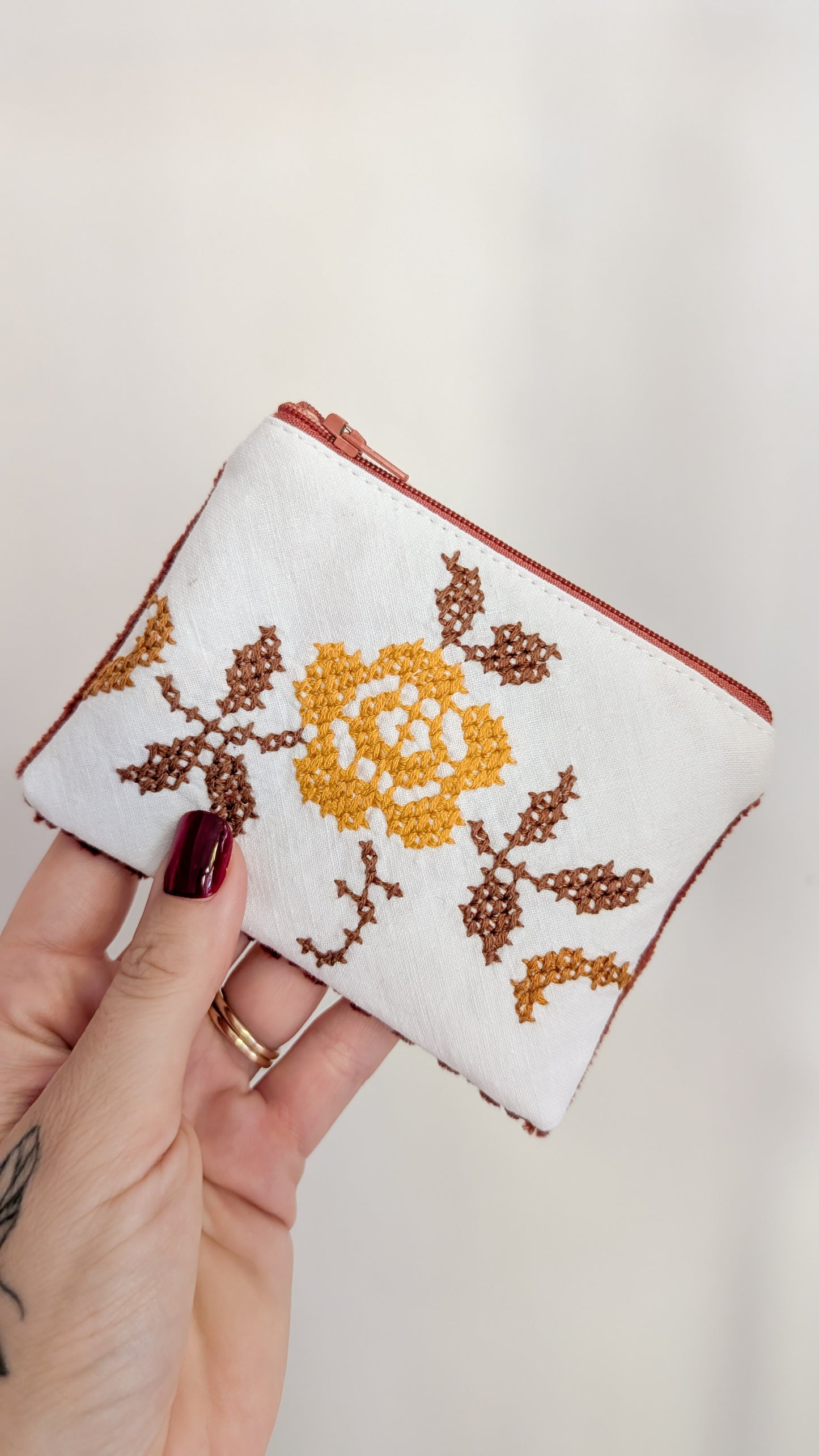 Upcycling XL Cord Bauchtasche GrannyBlumen Stickerei Braun + Geldbeutel