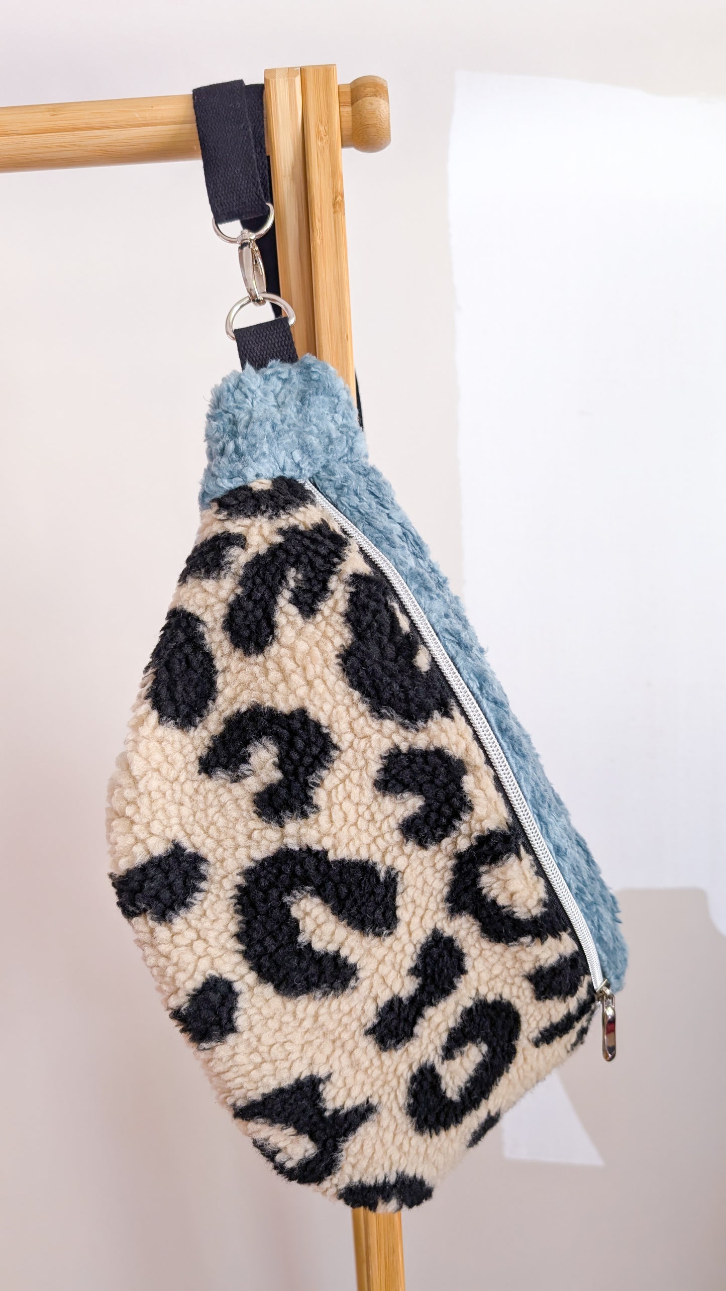 Große XL Umhängetasche Teddy Plüsch Bauchtasche Schwarz/Mint
