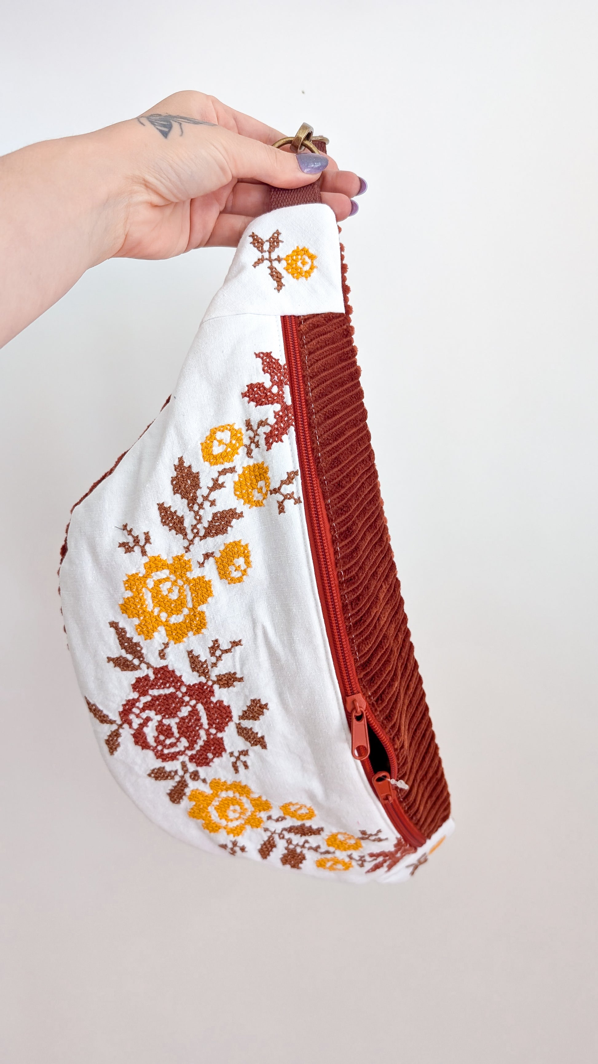 Upcycling XL Cord Bauchtasche GrannyBlumen Stickerei Braun + Geldbeutel