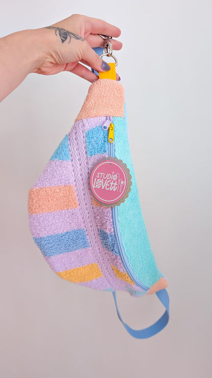 Upcycling XL Hipbag Bauchtasche aus Vintage Handtuch Pastell Streifen