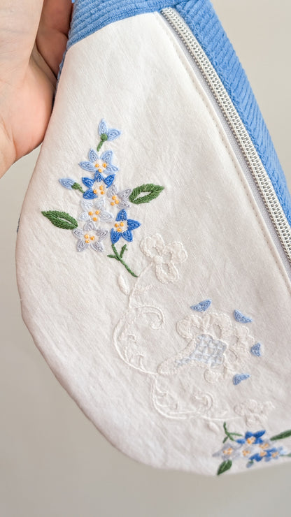 Upcycling Cord Bauchtasche Granny Hipbag Blumen Stickerei Blau