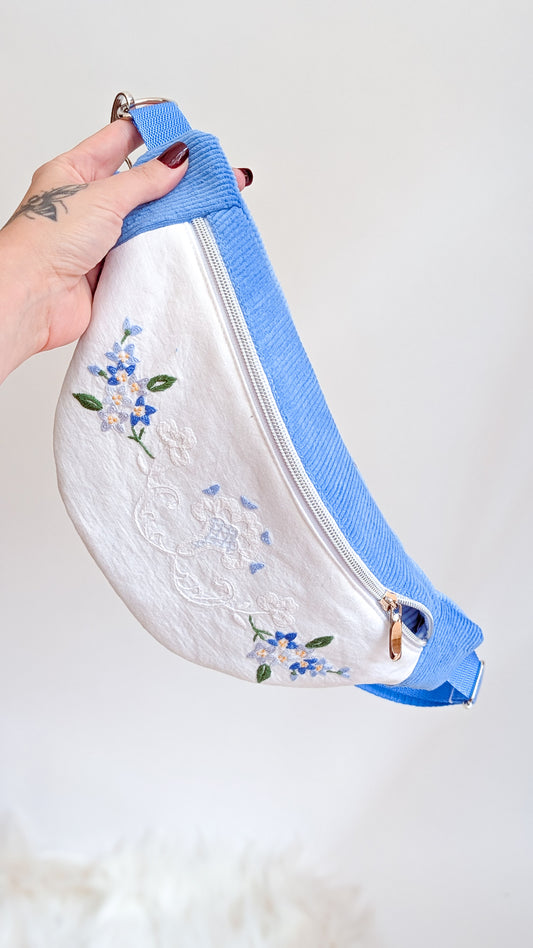 Upcycling Cord Bauchtasche Granny Hipbag Blumen Stickerei Blau