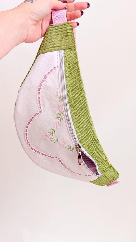 Upcycling Cord Bauchtasche Granny Hipbag Blumen Stickerei Rosa/Grün