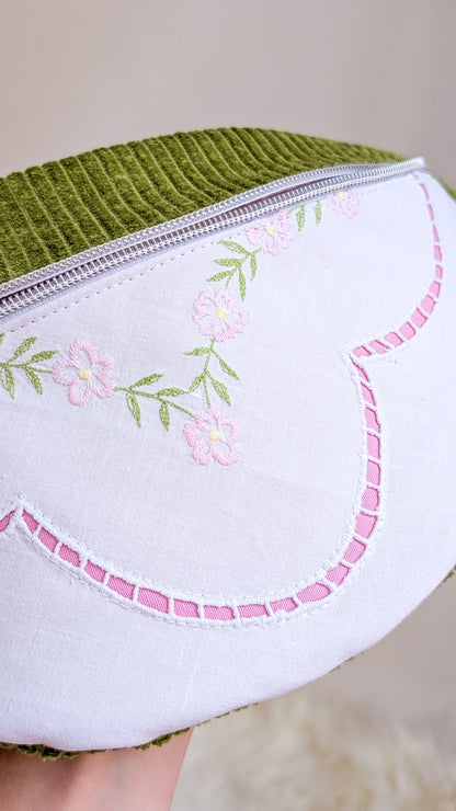 Upcycling Cord Bauchtasche Granny Hipbag Blumen Stickerei Rosa/Grün