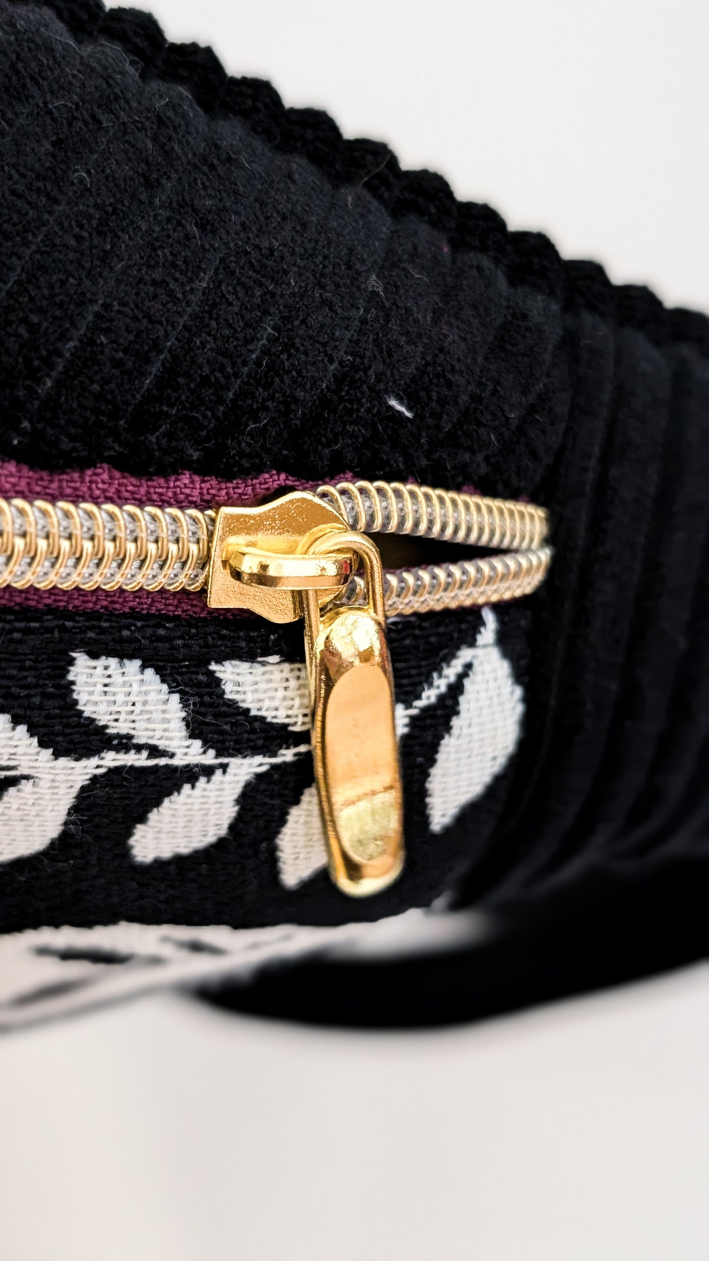 Folklore Hipbag Cord Bauchtasche Schwarz/Weiß/Gold