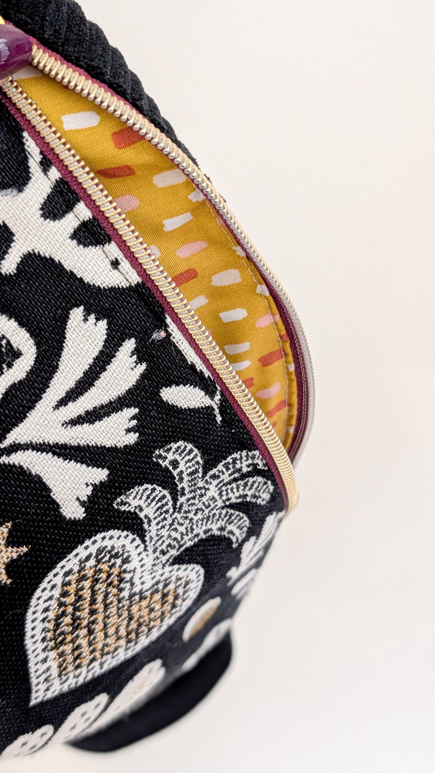 Folklore Hipbag Cord Bauchtasche Schwarz/Weiß/Gold