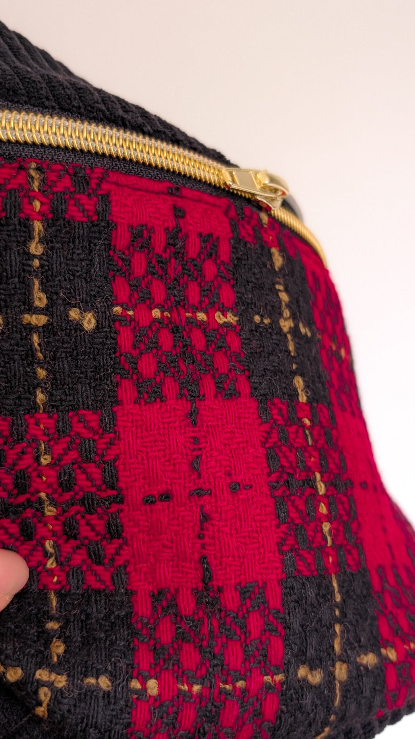 Bouclé Bauchtasche Rot-Schwarz – Handgemachte Crossbody Tasche LIMITIERT