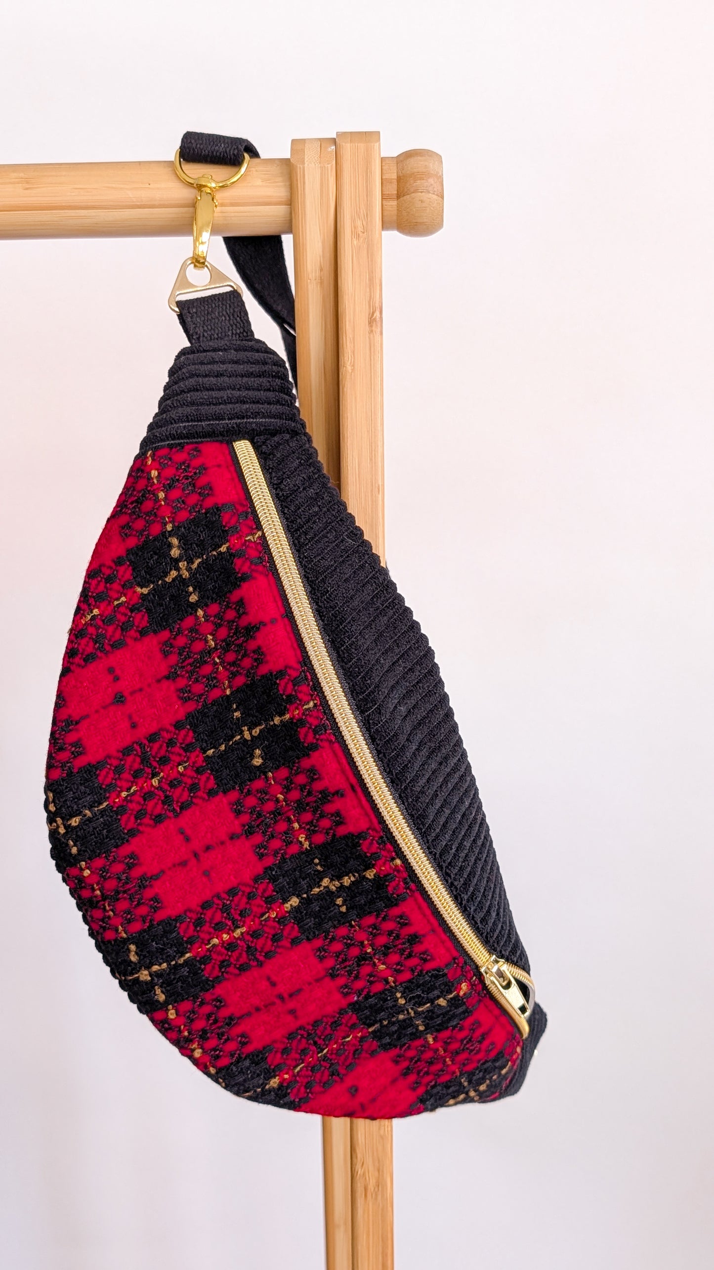 Bouclé Bauchtasche Rot-Schwarz – Handgemachte Crossbody Tasche LIMITIERT