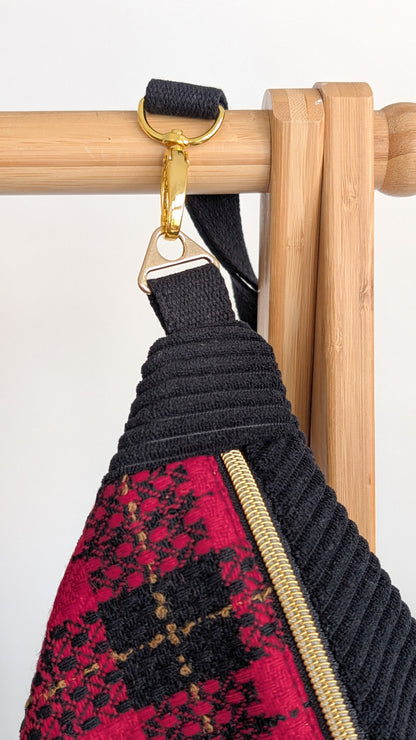 Bouclé Bauchtasche Rot-Schwarz – Handgemachte Crossbody Tasche LIMITIERT