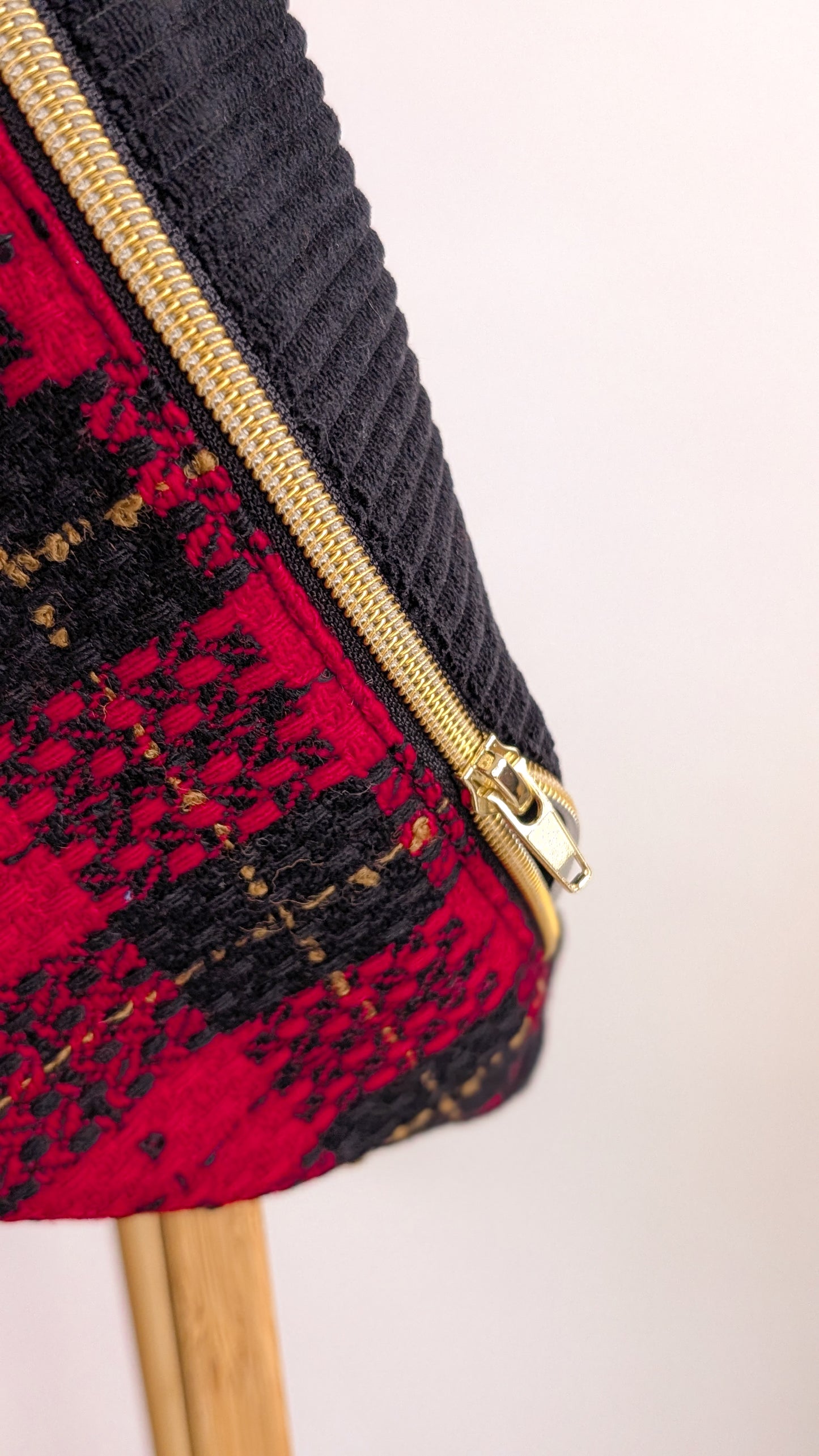 Bouclé Bauchtasche Rot-Schwarz – Handgemachte Crossbody Tasche LIMITIERT