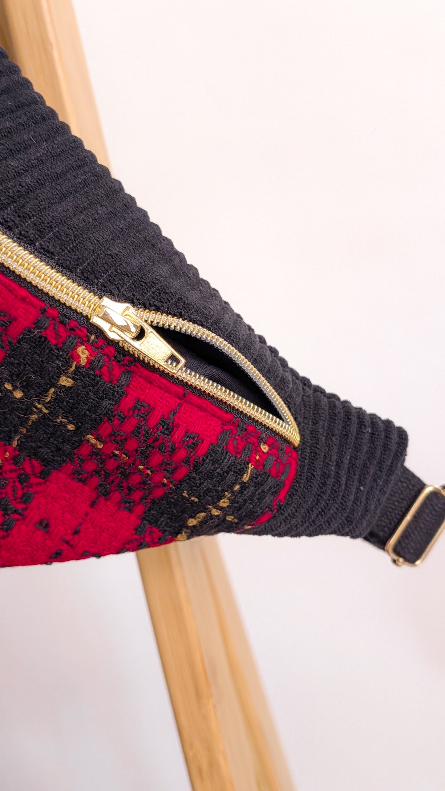 Bouclé Bauchtasche Rot-Schwarz – Handgemachte Crossbody Tasche LIMITIERT