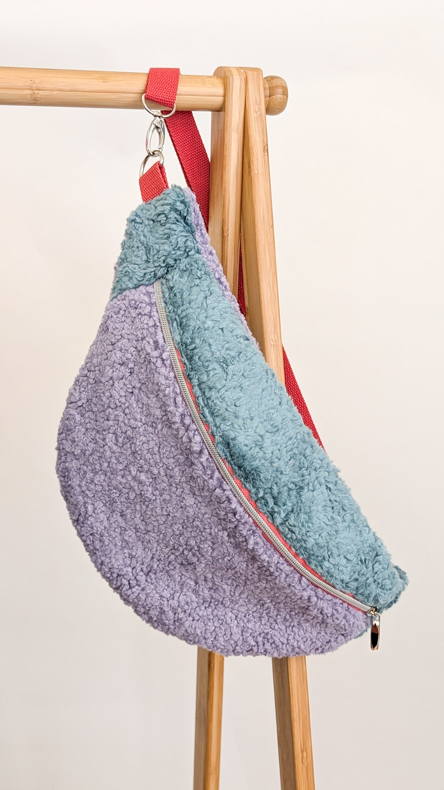 XL Crossbody Bag aus Plüsch – Color Blocking Kuschel-Umhängetasche in Lila & Mint