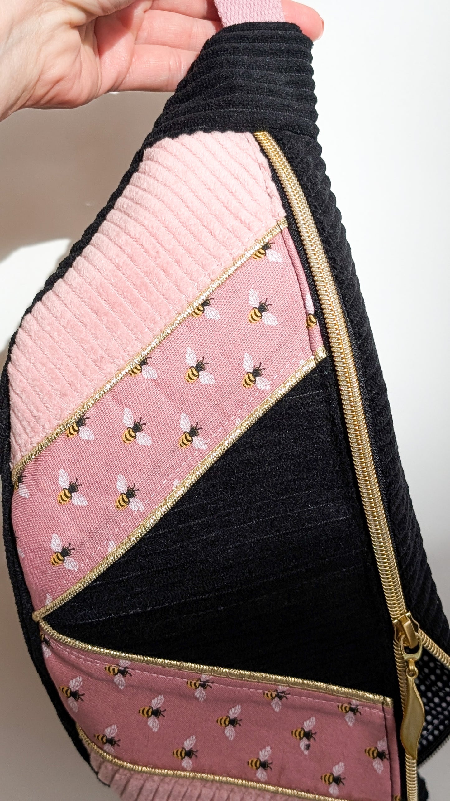 Zero Waste Bauchtasche Cord Bienen Rosé/Schwarz/Gold Einzelstück