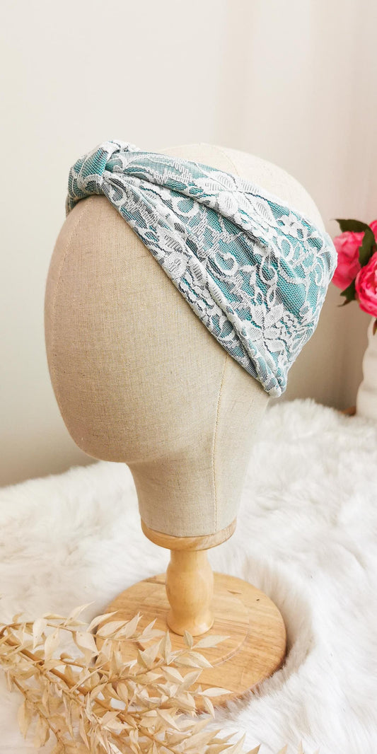 Zartes Stirnband in Mint mit weißer Spitze überzogen