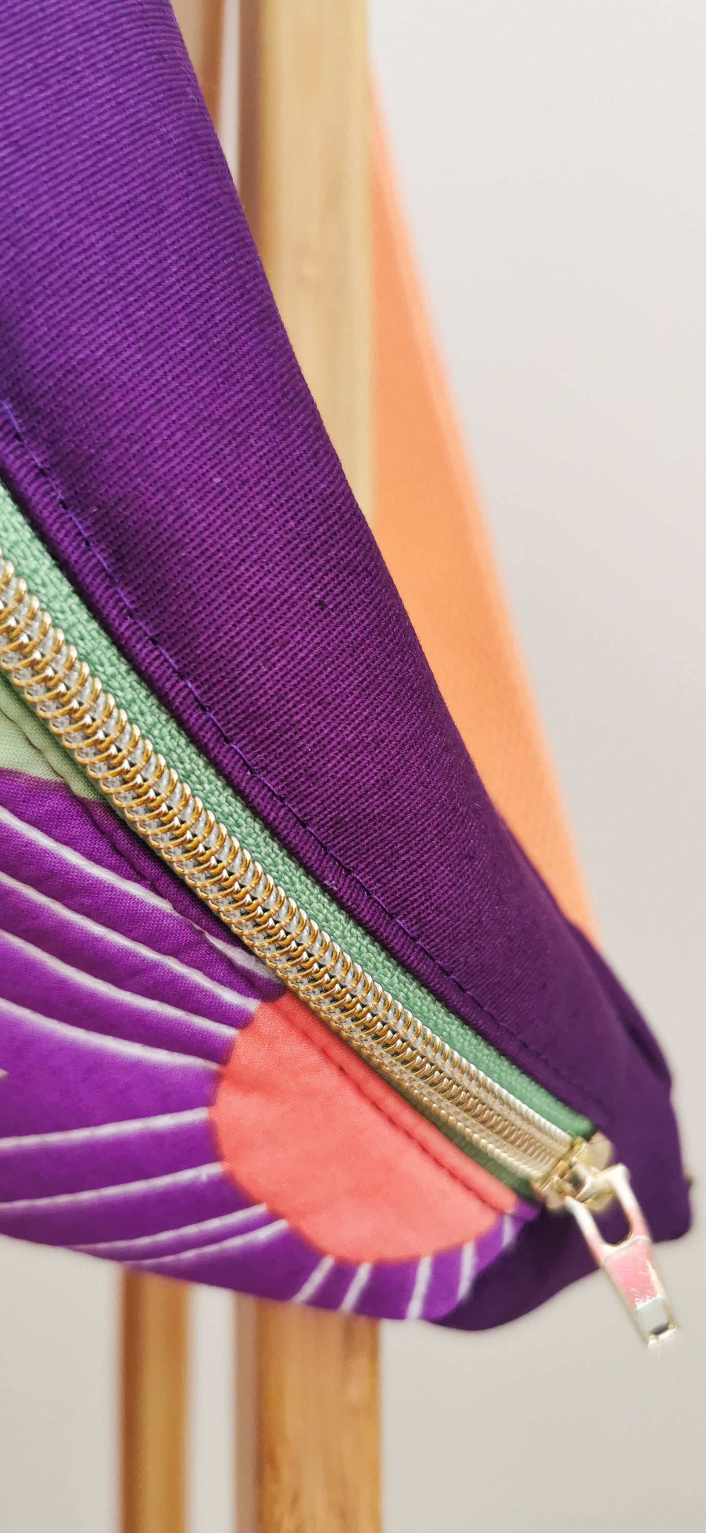 Bunte Hipbag Bauchtasche Cross Body Bag Blüten Lila