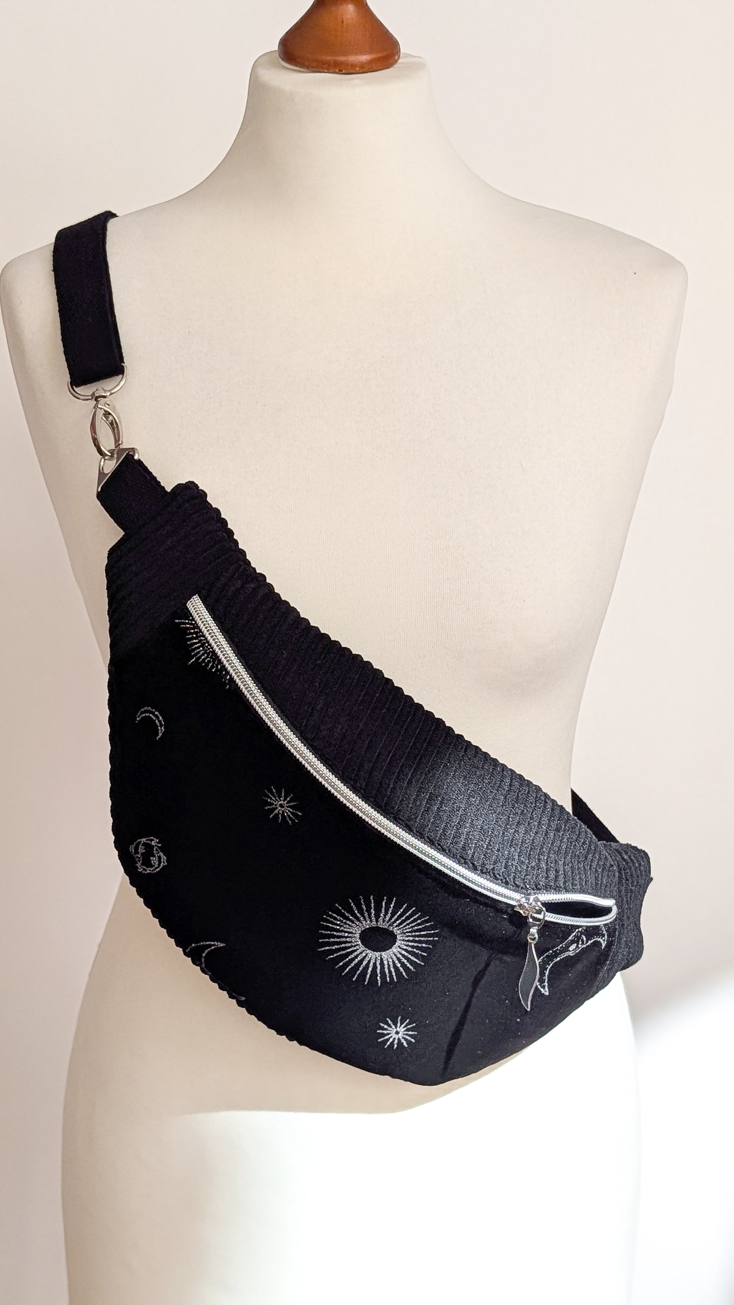 Upcycling Bauchtasche Crossbody Bag Schwarz Samt CELESTIAL Halloween LIMITIERT