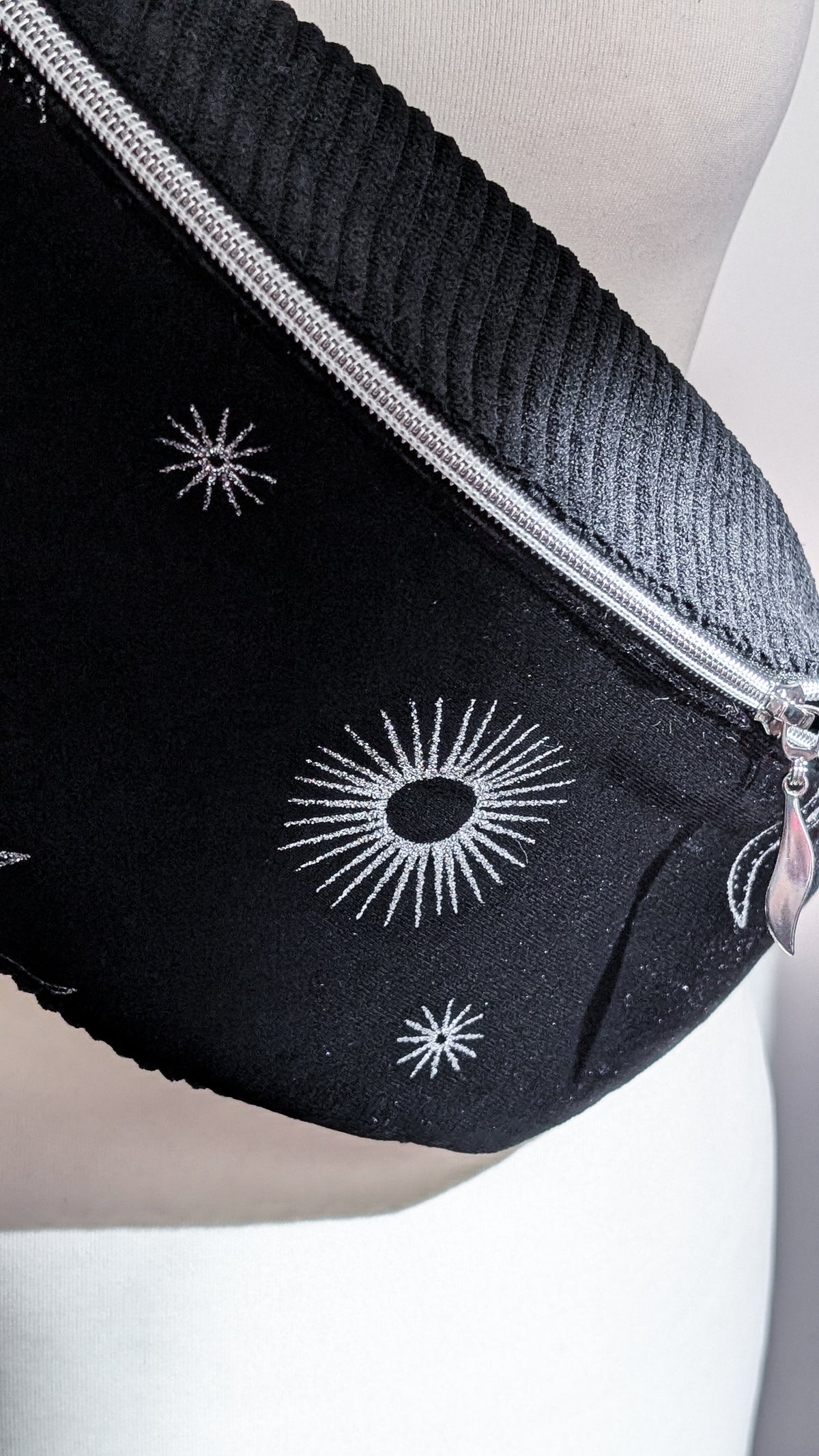 Upcycling Bauchtasche Crossbody Bag Schwarz Samt CELESTIAL Halloween LIMITIERT