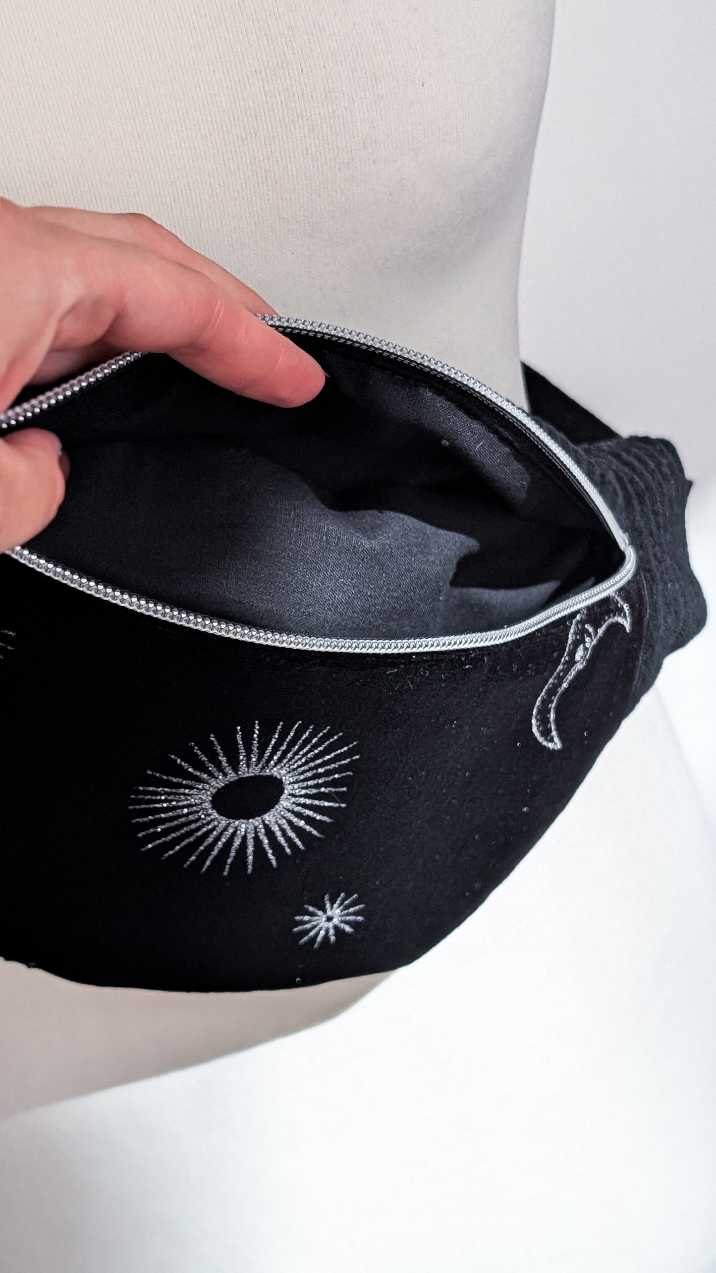 Upcycling Bauchtasche Crossbody Bag Schwarz Samt CELESTIAL Halloween LIMITIERT