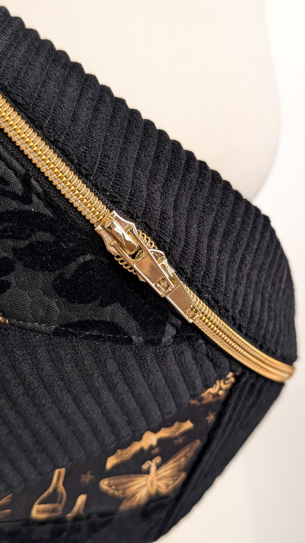 Zero Waste Bauchtasche Crossbody Bag Schwarz Gold Witch Halloween EINZELSTÜCK