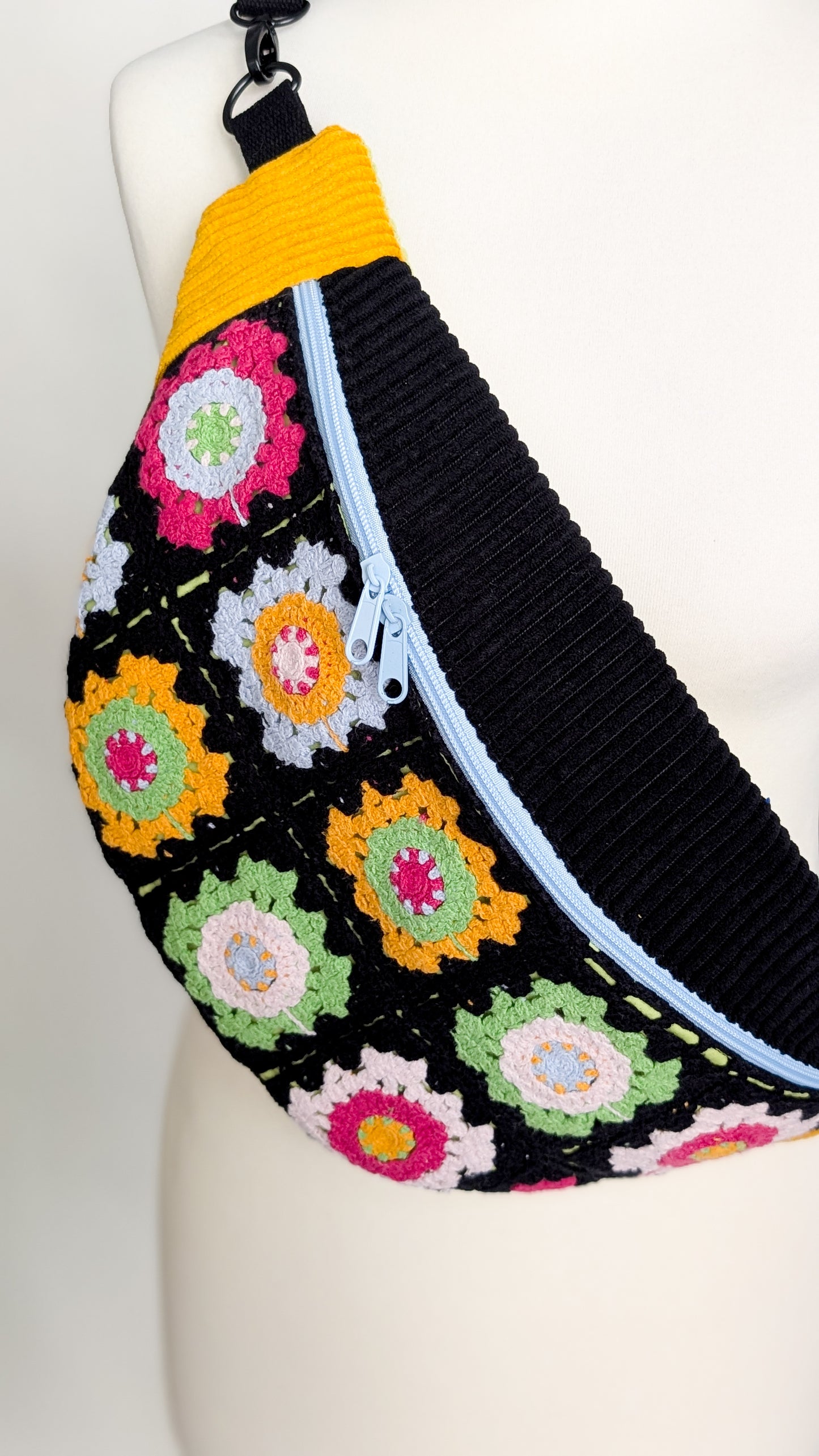 Upcycling XL Cord Bauchtasche Granny Squares Häkel Tasche LIMITIERT