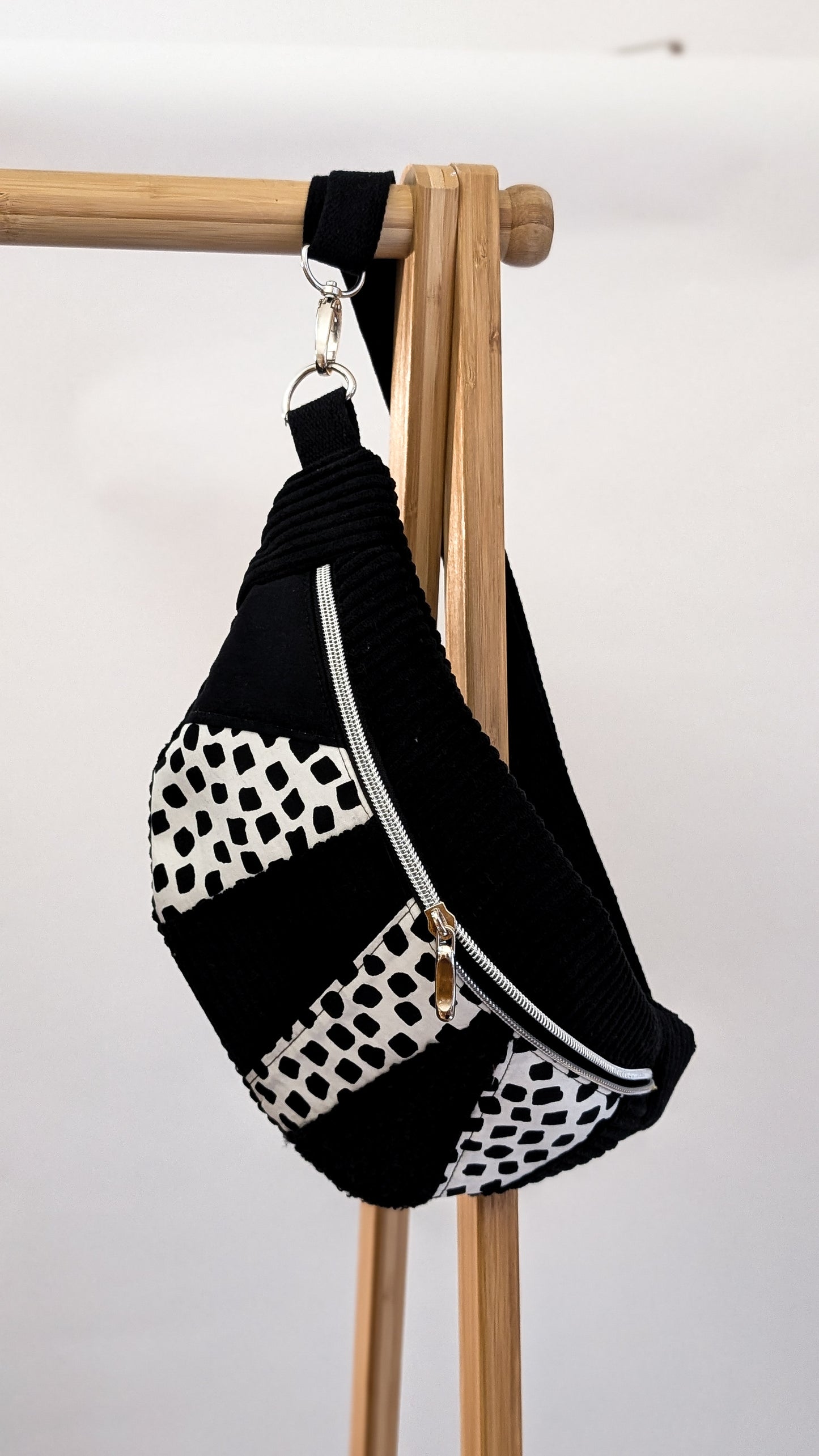 Zero Waste Bauchtasche Einzelstück Schwarz Cord/Dots