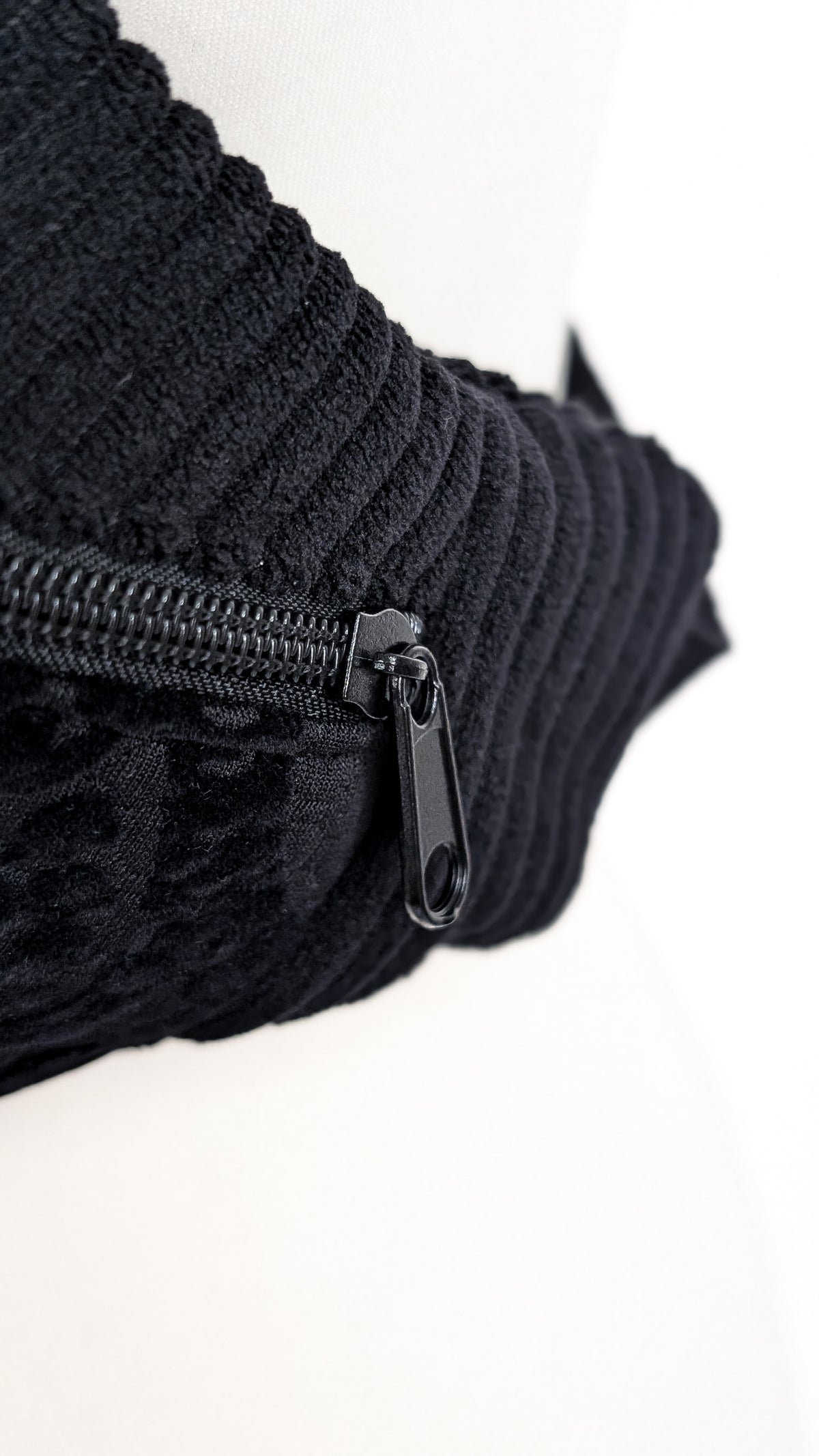 Schwarze Bauchtasche Edle Crossbody Bag Samt ORNAMENTE Halloween