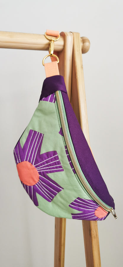 Bunte Hipbag Bauchtasche Cross Body Bag Blüten Lila